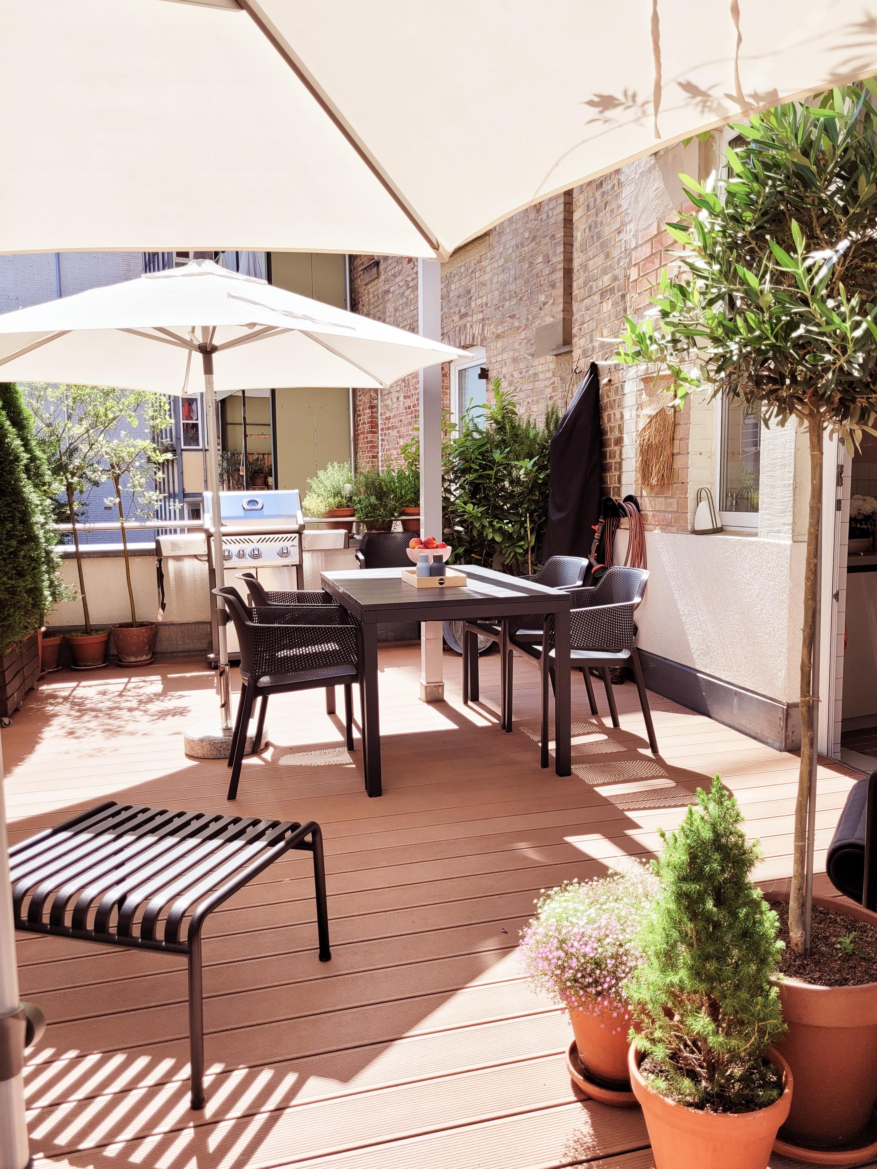 Welcome summer!
#Terrasse 
#balkony 
#Altbau 
#Garten 
#Esstisch 
#hay
#nardi
#Summer
#Pflanzen 
