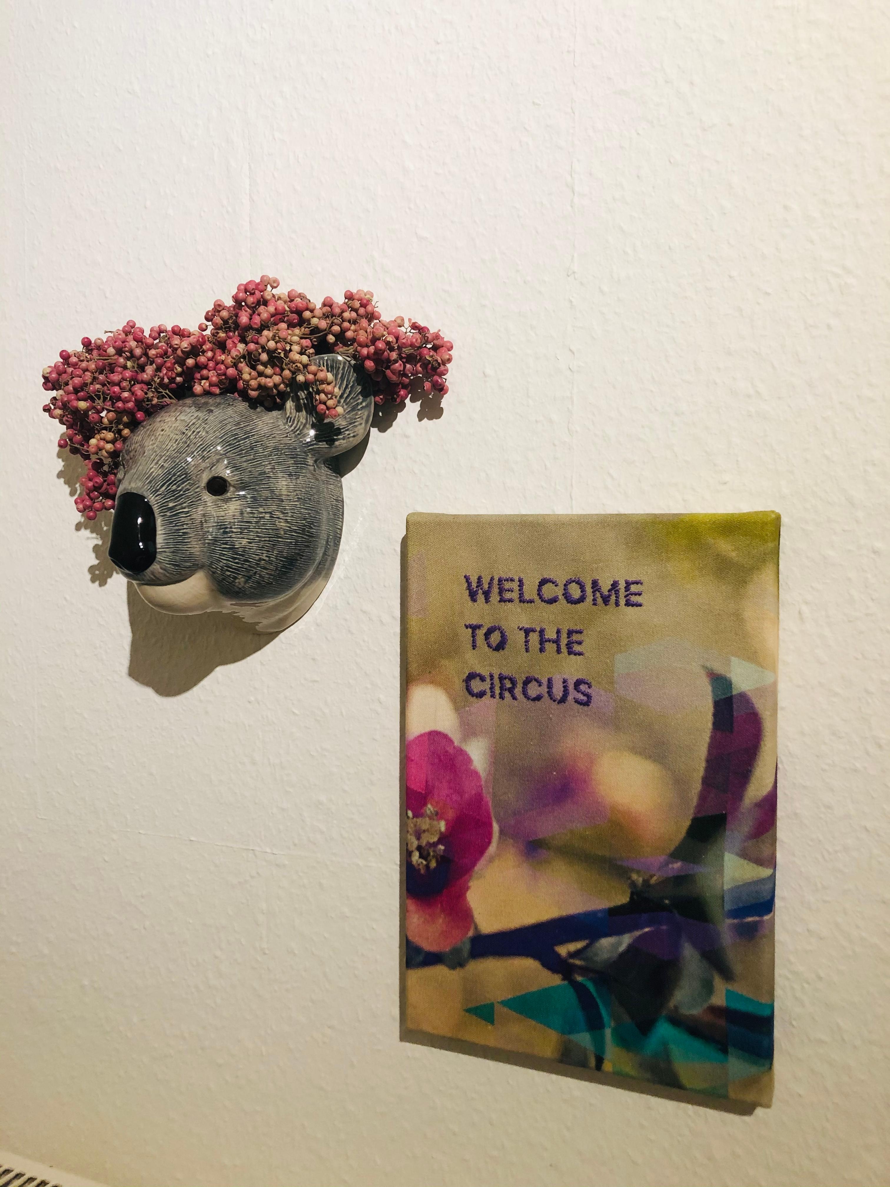 Welcome to the Circus 🎪 
Ein Upcyclingprojekt mit alter Leinwand, etwas Stoffrest und Garn zum Sticken. 