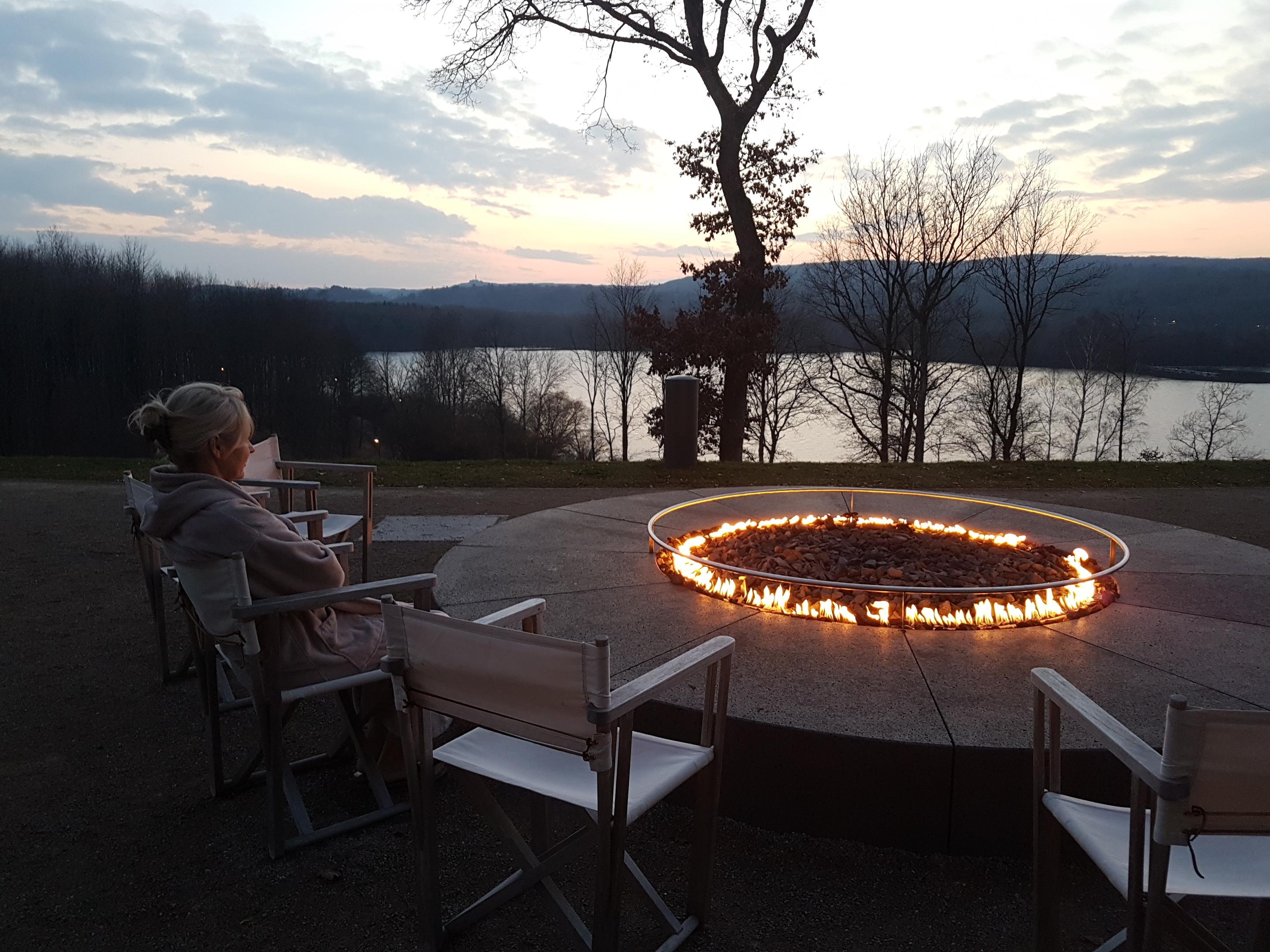 #wellness #beautychallenge
Nach einem Saunagang abends am Feuerring sitzen und auf den See schauen.🤗