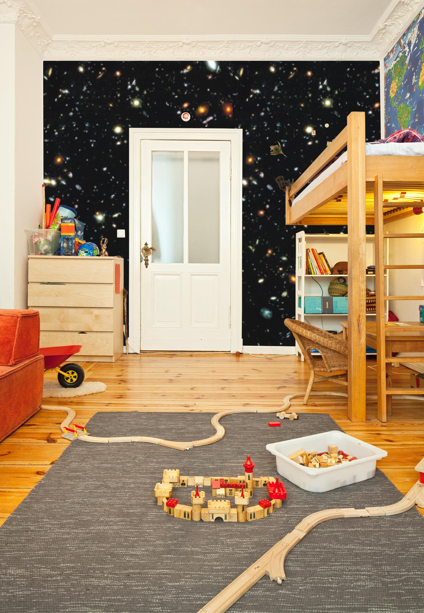Weltraum-Tapete im Kinderzimmer #wandgestaltung #tapetenmuster #wandgestaltungkinderzimmer #vliestapete ©Extratapete
