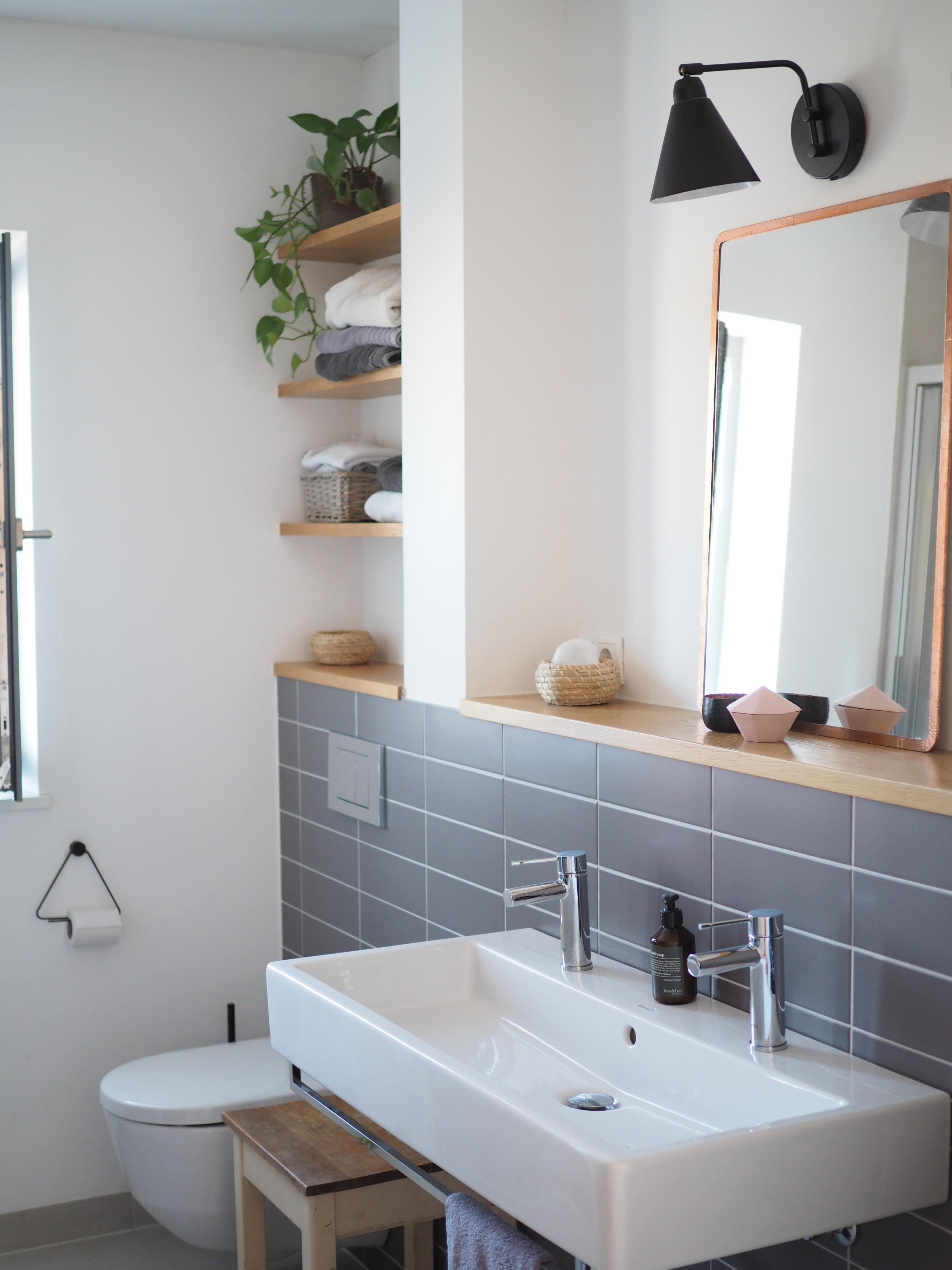 Wenig Fliesen, dazu ein bisschen Holz, Schwarz und viel Weiß - unser Badezimmer!
#bathroom #Badezimmer #ewraumdetails