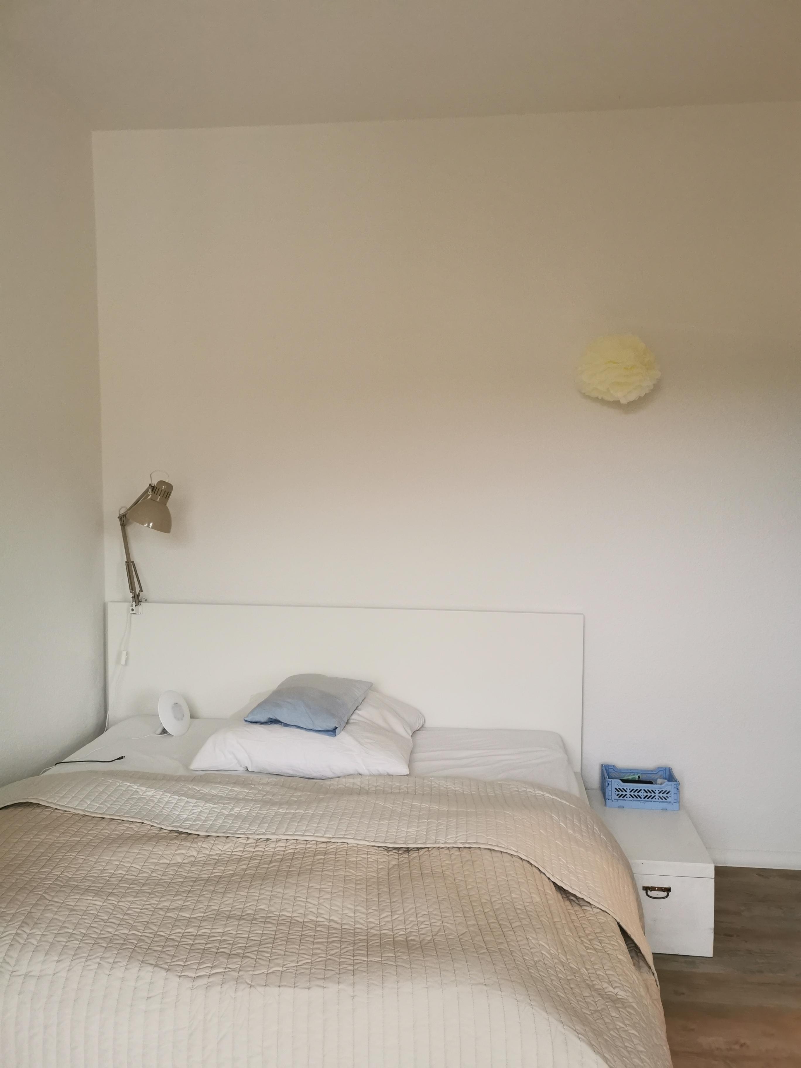 Weniger ist mehr. #minimalismus im #schlafzimmer #ikea #malm #tagesdecke