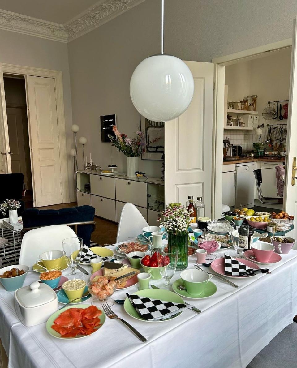 Wenn Besuch zum Frühstück kommt...
#lilienporzellan #brunch #wohnzimmer #altbauwohnung #usmhaller