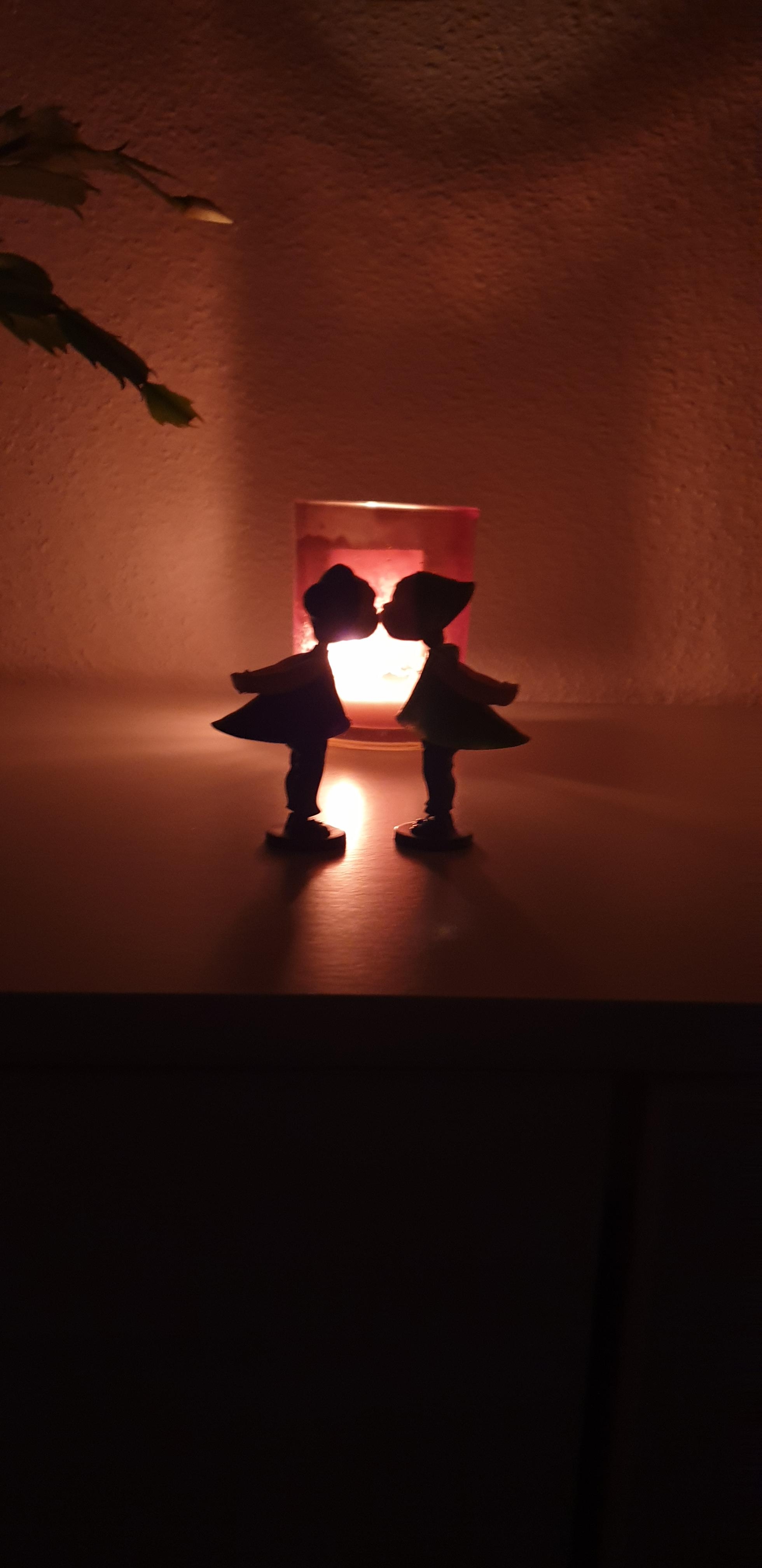 Wenn der Abend beginnt und die Kerzen alles in einen romantischen Augenblick verwandeln. #küssendespärchen #kerzenschein