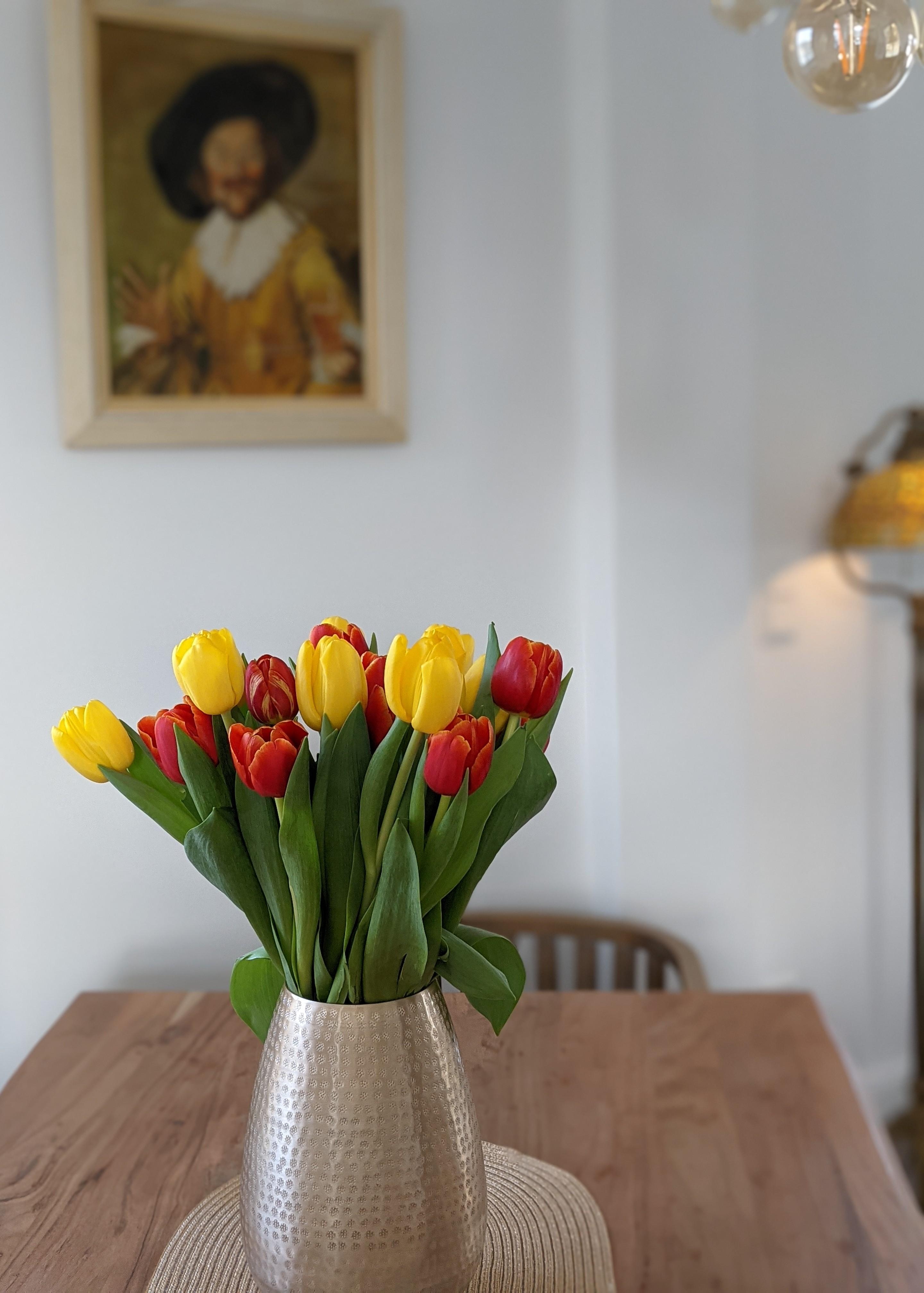 Wenn die ersten Tulpen ins Haus flattern, dann ist es Frühling.🌷
#blumenliebe #blumen #esstisch