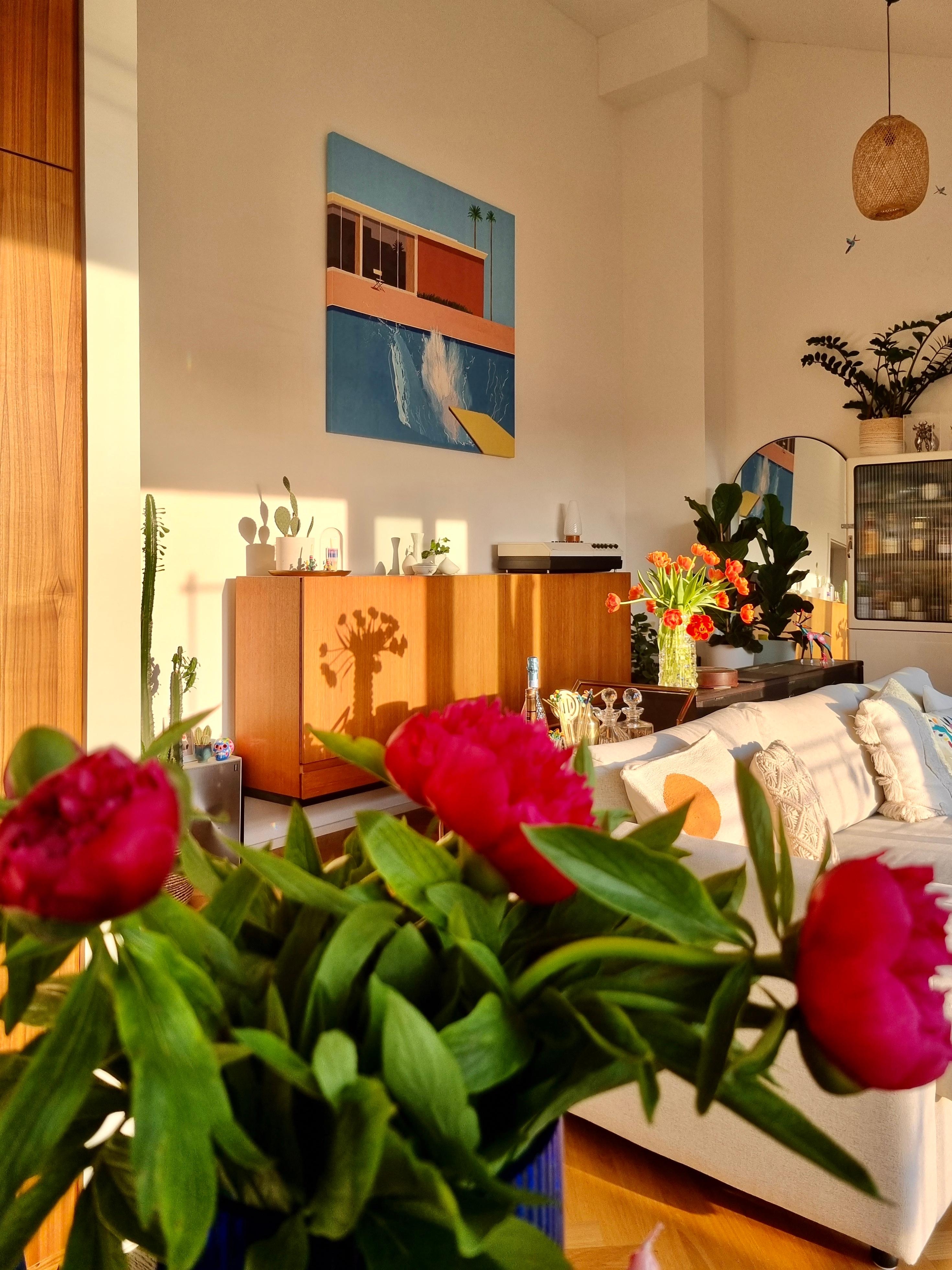 Wenn die Gäste #Blumen mitbringen, hat man doppelte Freude 🥹 💐 #wohnzimmer #sideboard #blumendeko