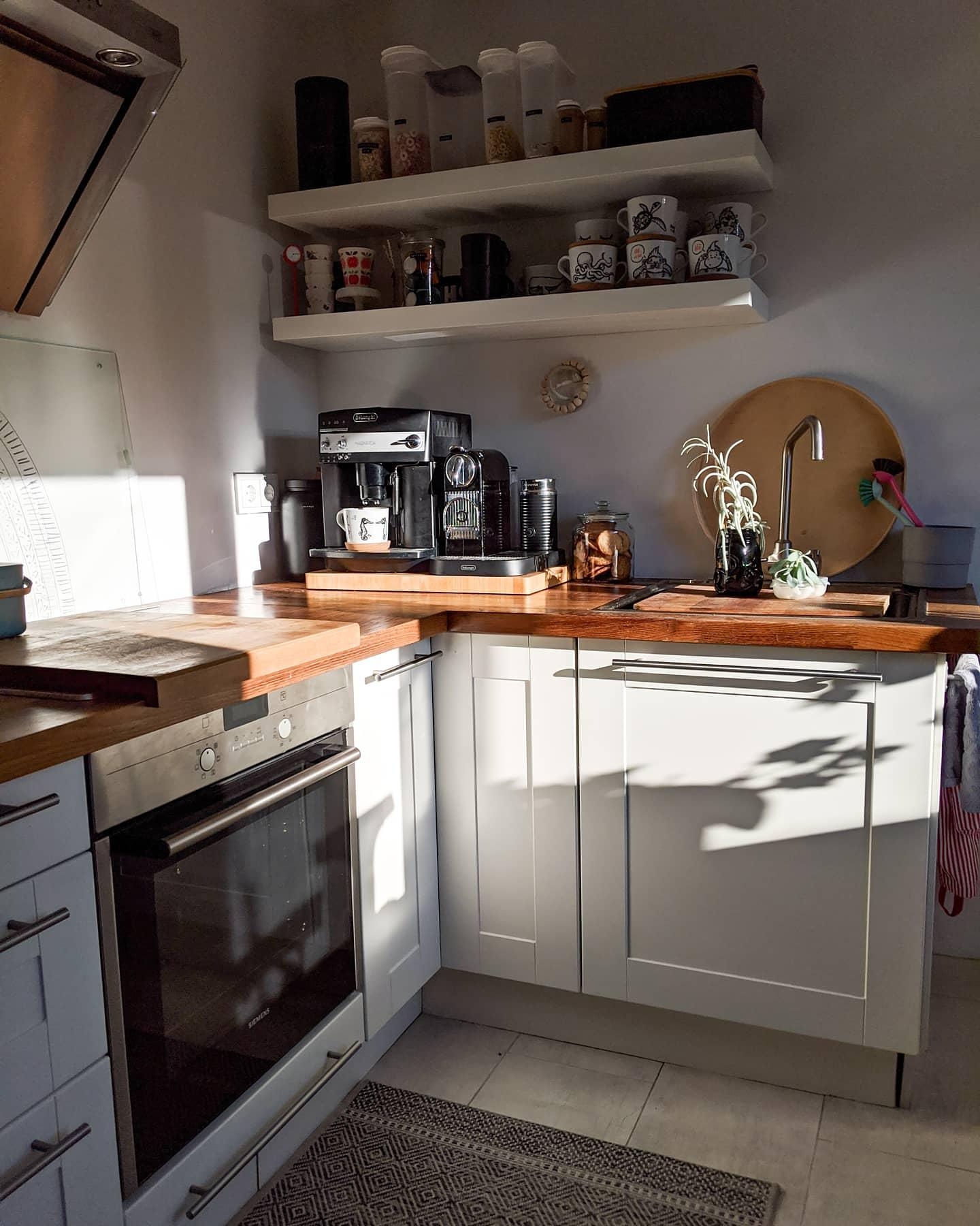 Wenn die Sonne einen am Hotspot so begrüßt... Herrlich
. 
#küche
#lichtundschatten 
#minimalism 
#kaffeeliebe 
#weiß