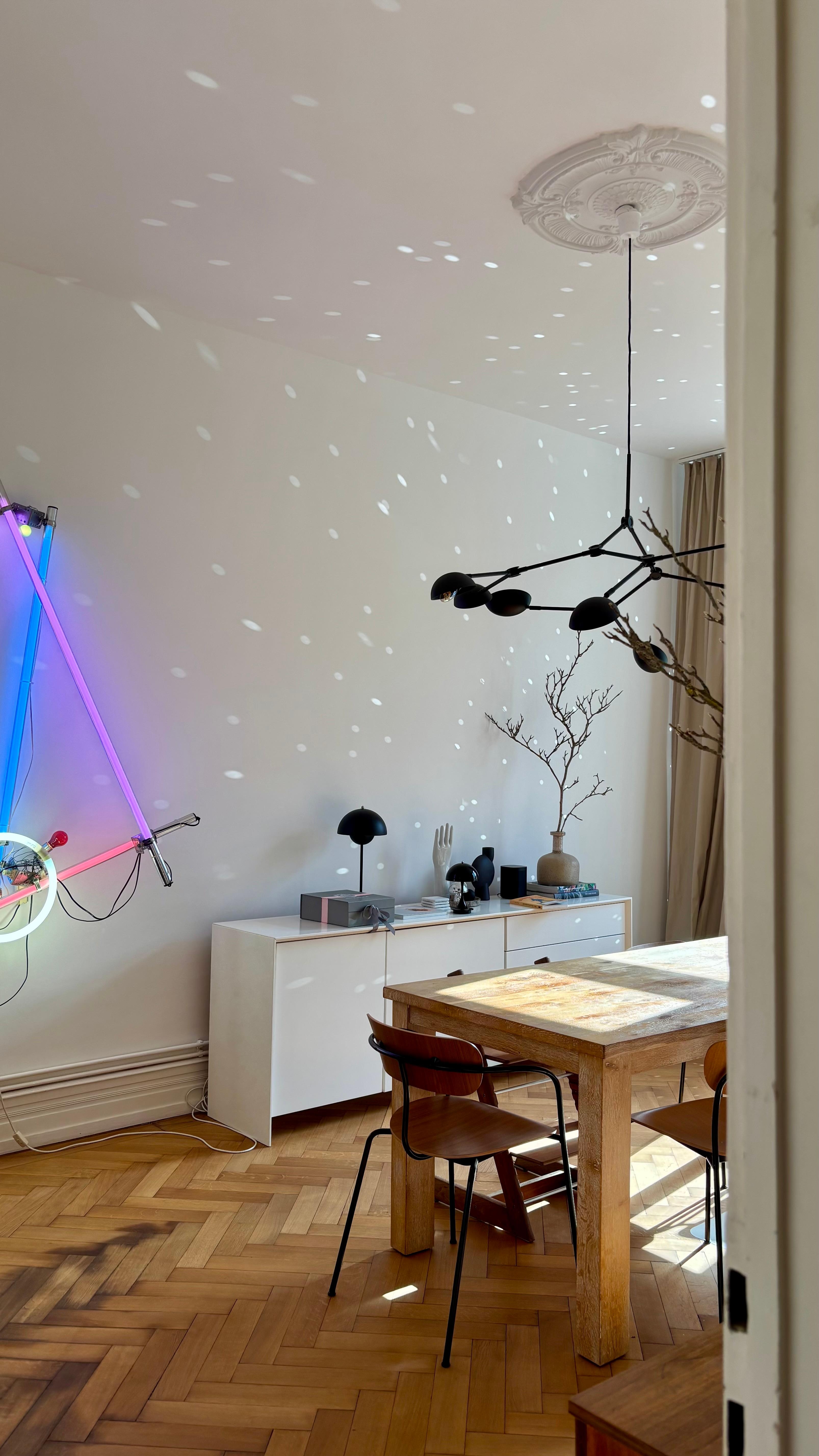 Wenn die Sonne unser Esszimmer in ein Zauberland verwandelt 🪩