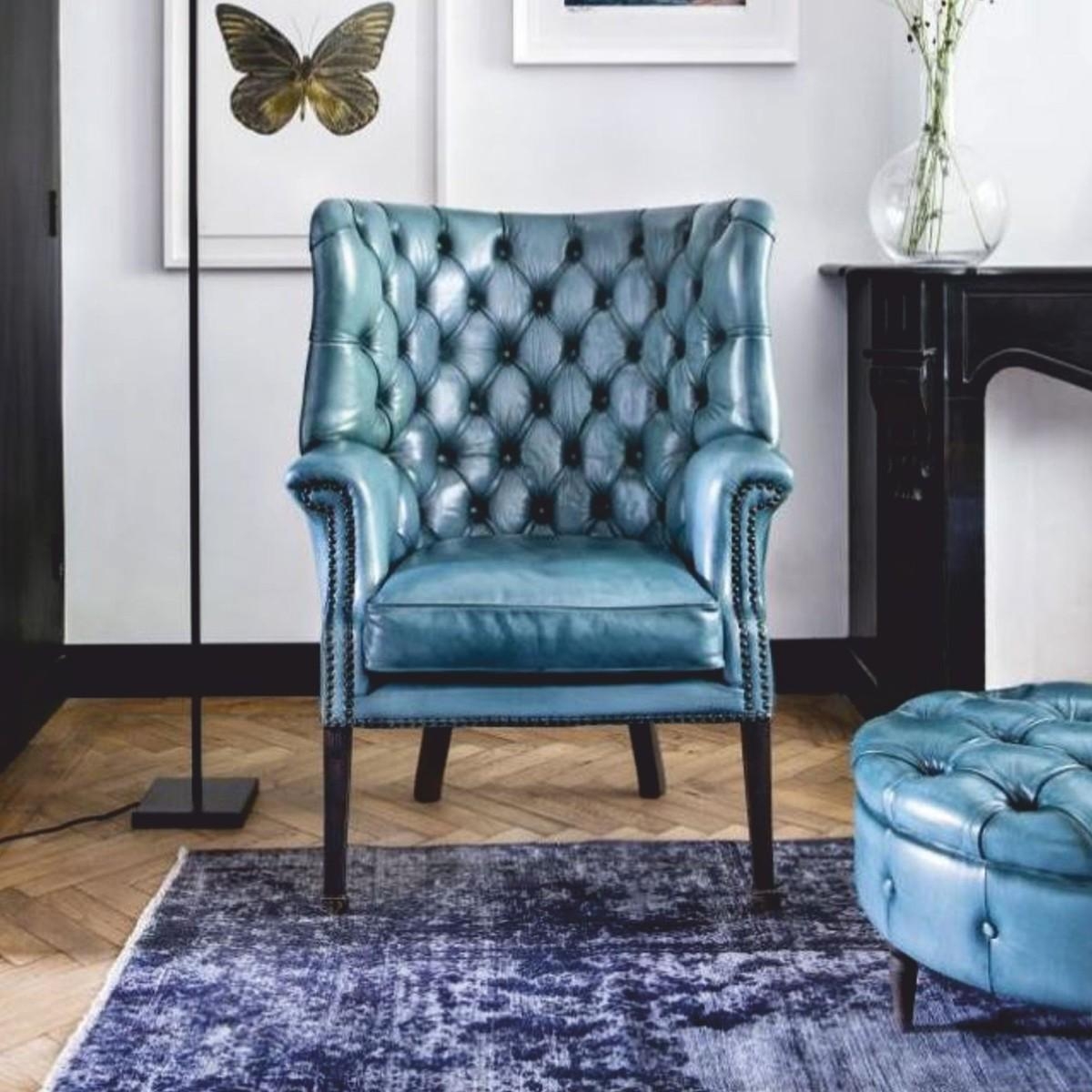 Wenn Eleganz auf Komfort trifft, dann könnte sie so aussehen wie dieser Ohrensessel. Hellblaues Echtleder, geschwungene Lehnen und klassisches Chesterfield-Design vereine
