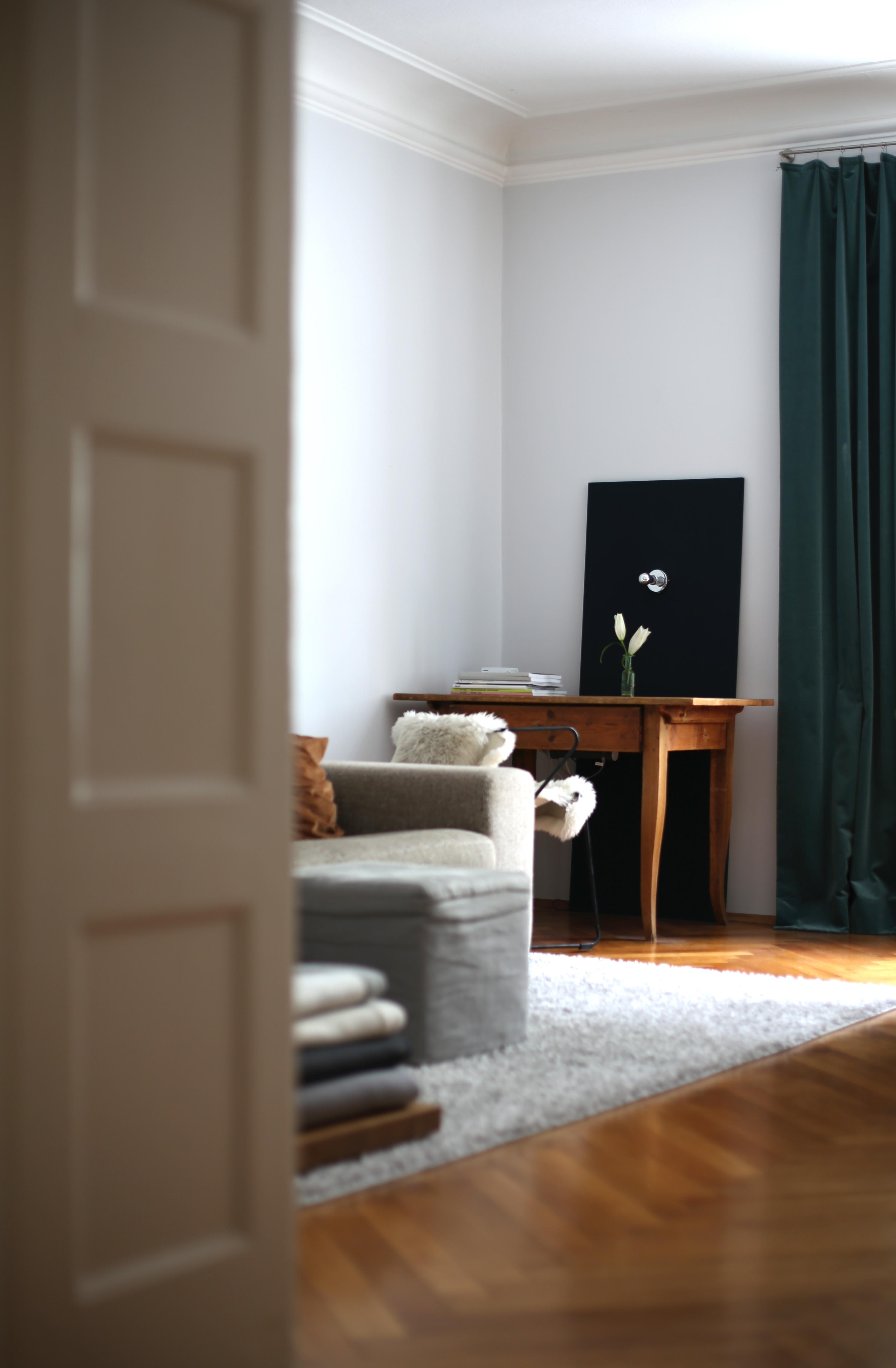 wenn es mal wieder ruhiger ist! #wohnzimmer #altbau #altbauliebe #sofa #vintage #interior #couchliebt #couchstyle