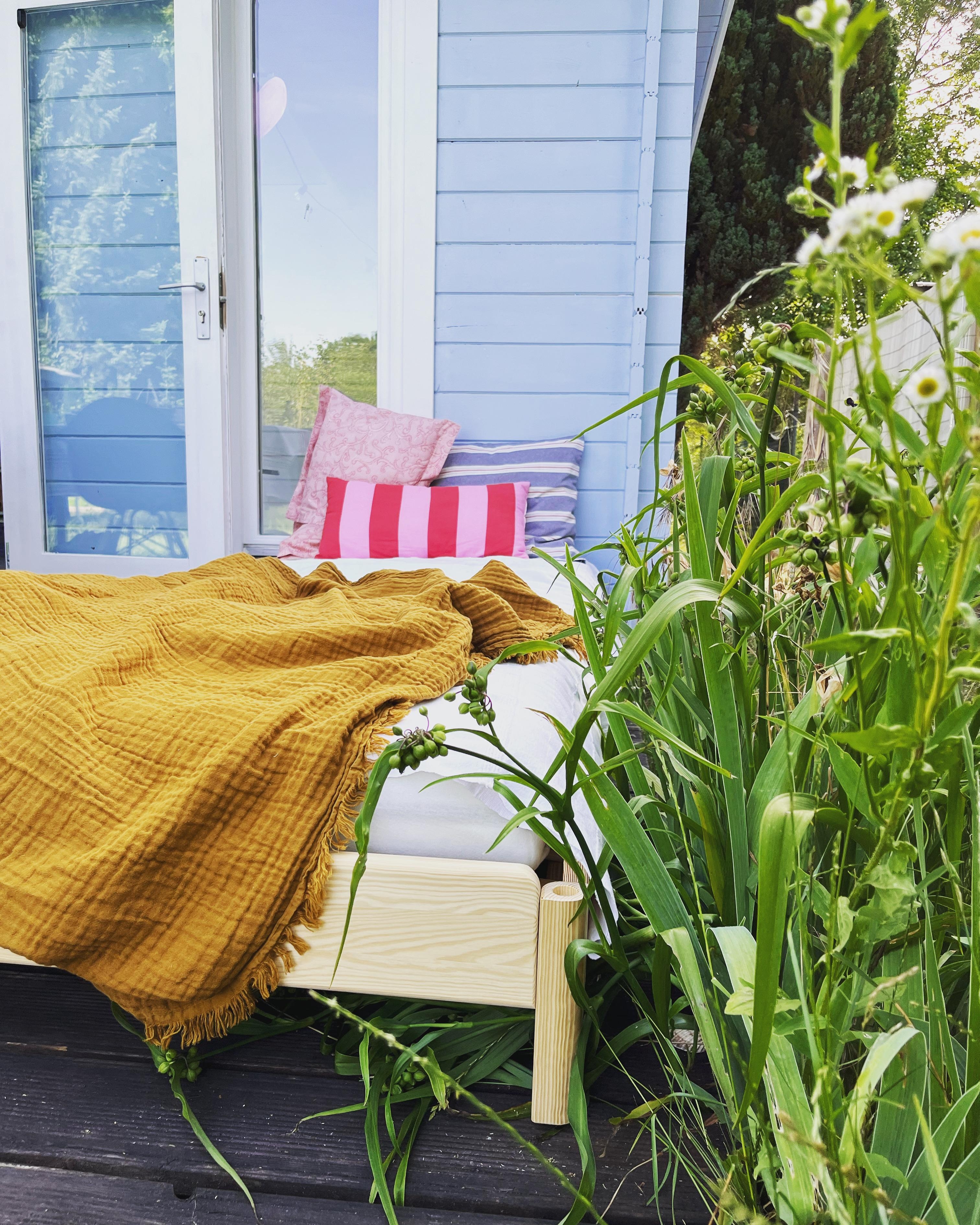 Wenn es zu warm wird, kommt das Bett einfach in den Garten 
#summer #gartenliebe #sommerimgarten #sommerzuhause