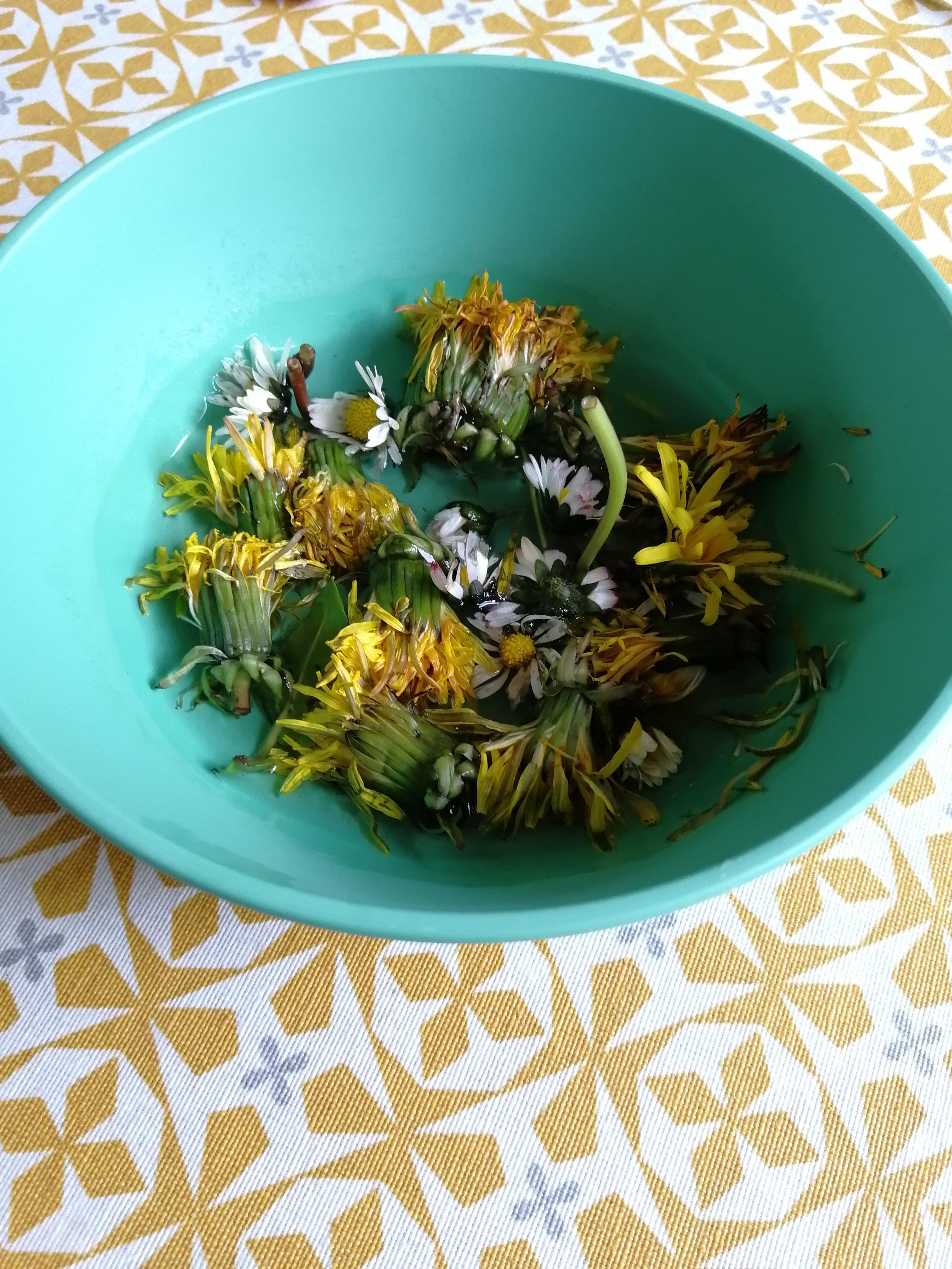 Wenn Kleinkinder Blumensträuße pflücken😂... Allen Muddis einen schönen #muttertag! #blumendeko #freshflowerfriday 