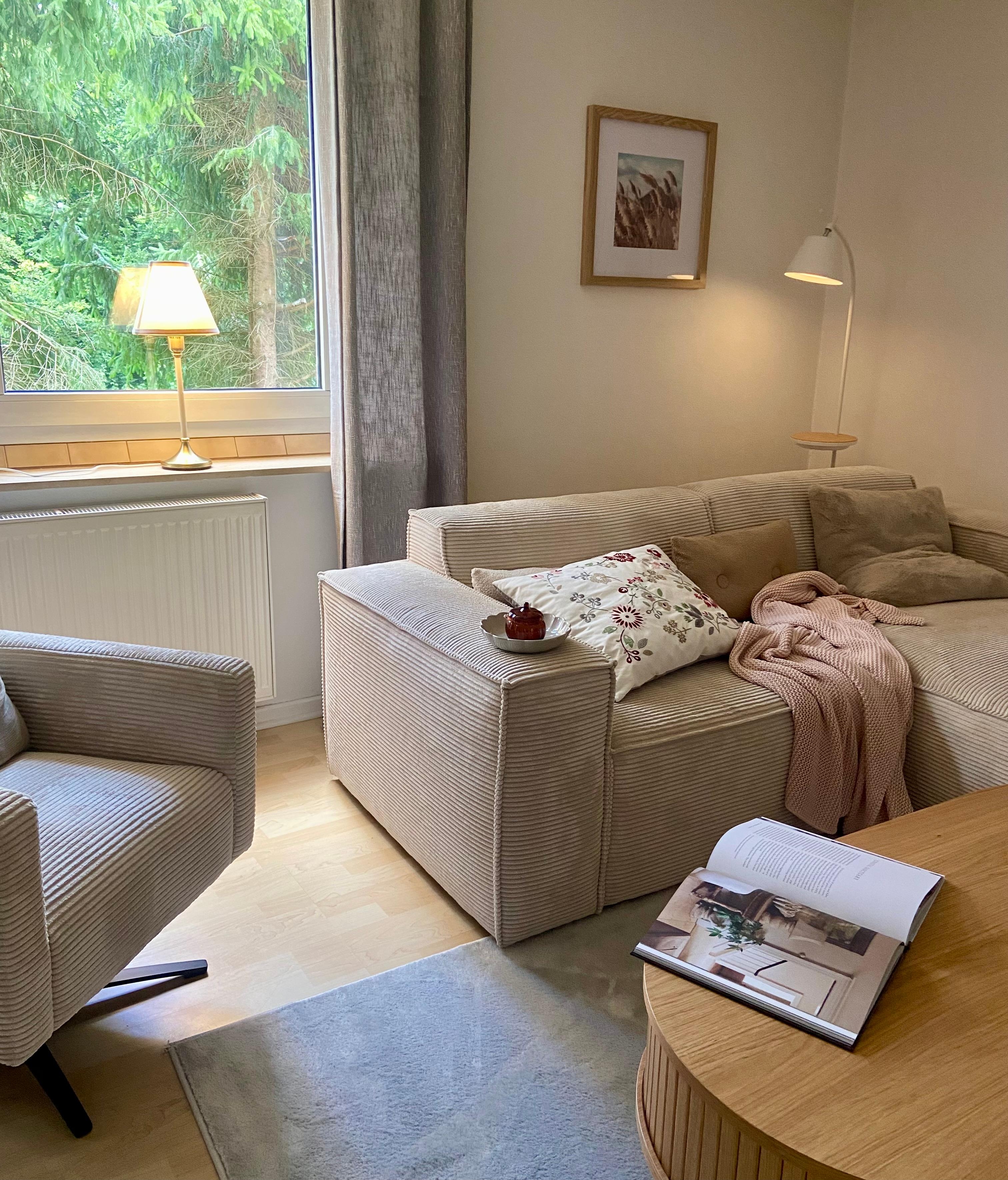 Wenn man beginnt am Tag das Licht anzumachen... 🍂🍁
#Couchstyle #Wohnzimmer #Cozy 