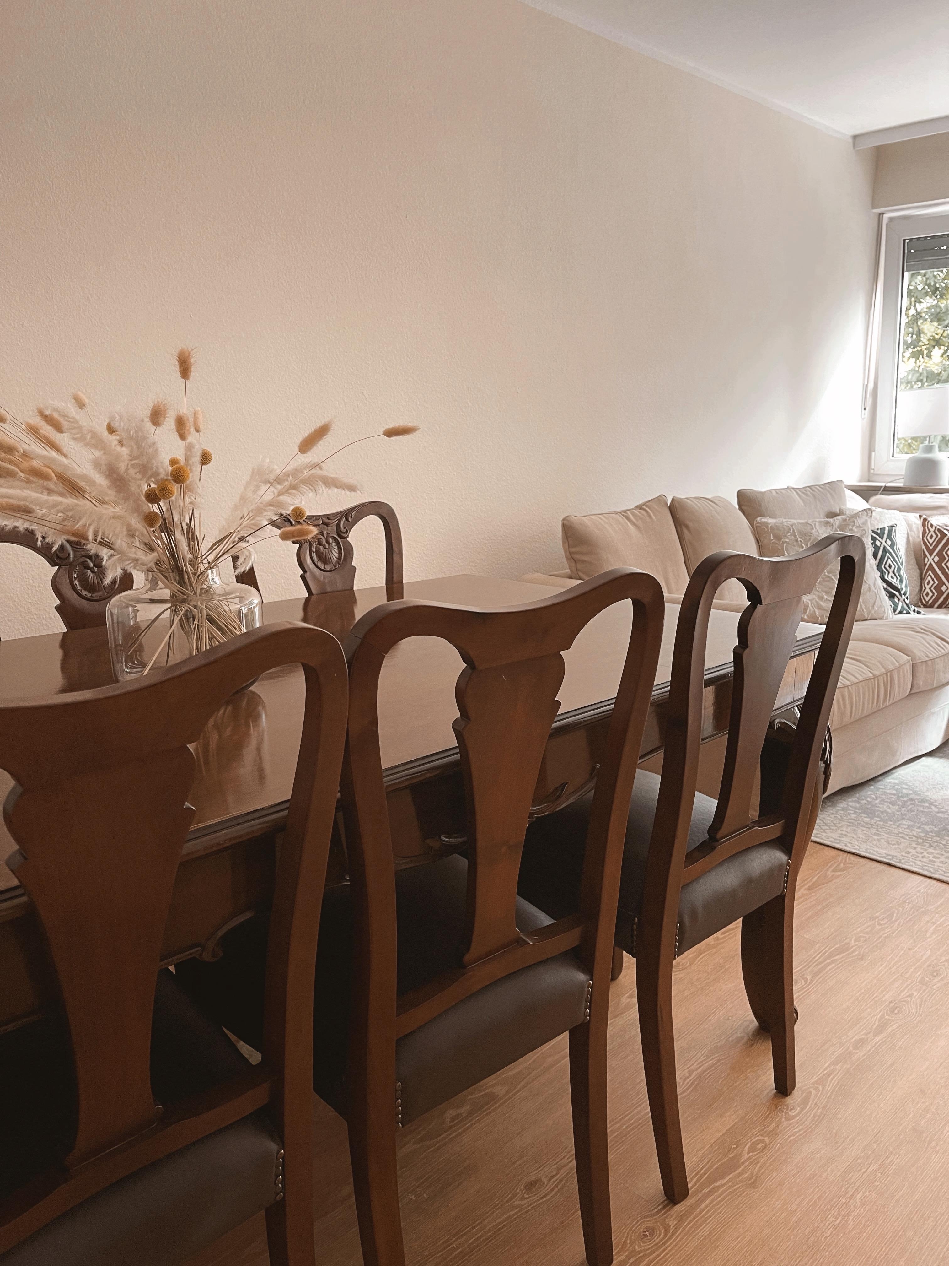 Wenn Omas Möbel ihren Platz in der neuen Wohnung bekommen ❤️
#vintage #beige #esstisch #klassisch #holz 