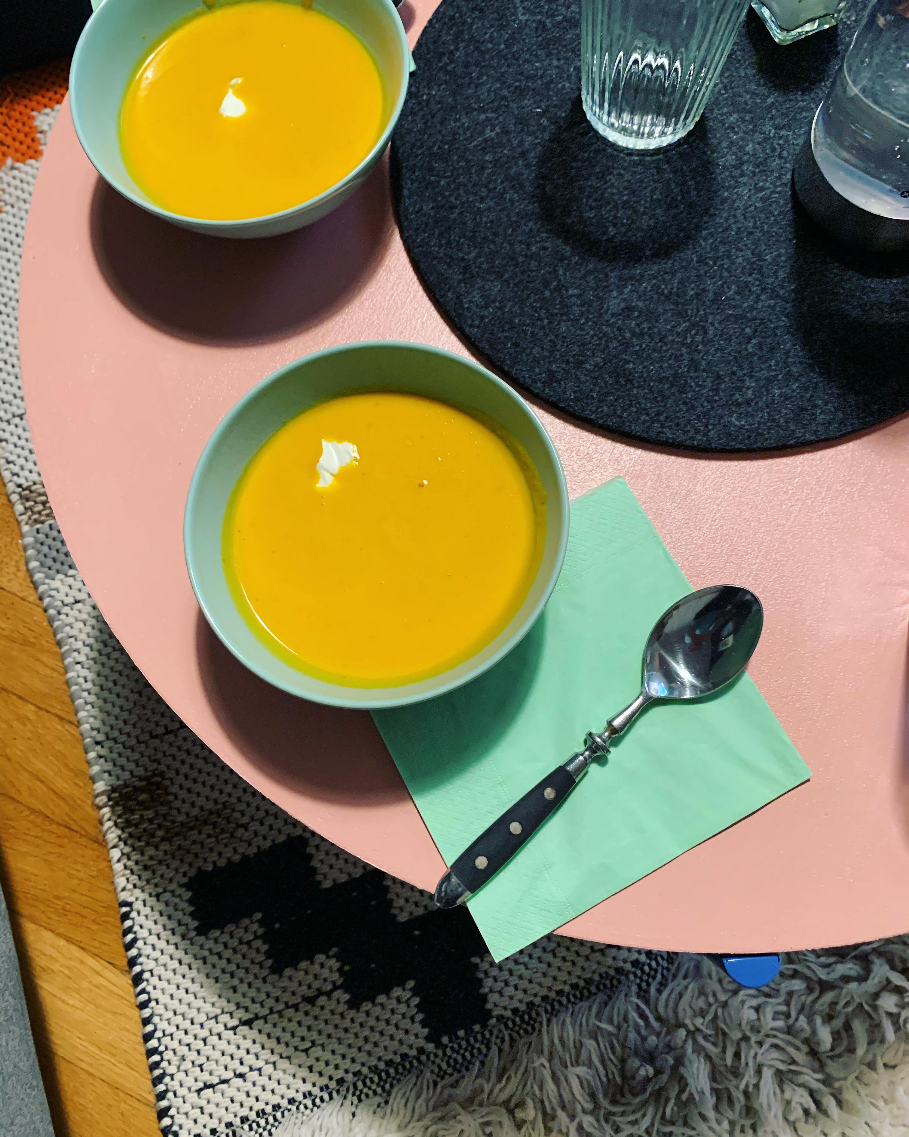 Wenn’s draußen kalt und ungemütlich wird, gibts nichts besseres als heiße Suppe
#suppe #karotteingwer #colourblocking