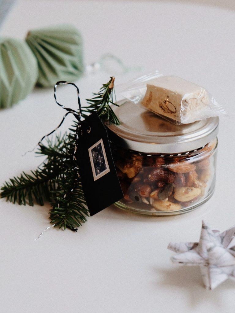 Wer freut sich nicht über ein weihnachtlich verpacktes, leckeres Geschenk aus der Küche?
#Geschenkverpackung #kulinarisc