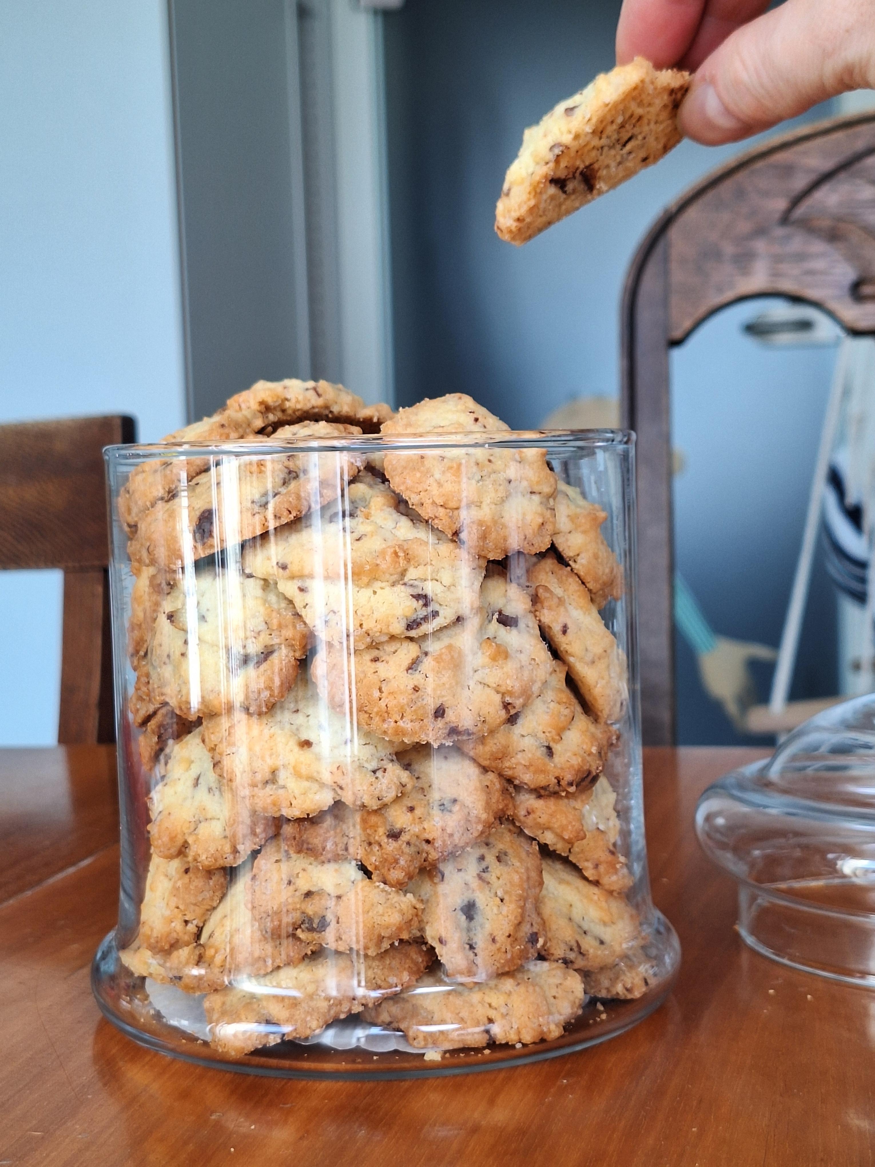 .Wer hat das Cookie aus der Dose geklaut?.
#Cookie #Bio #Glasdose #Bonbonglas #Keksdose #Küche #alteStühle #vintage #Tisch