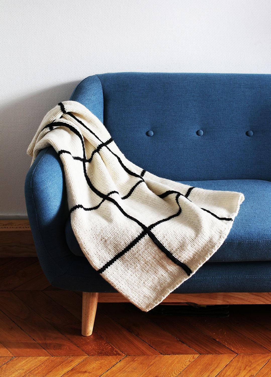 Wer hat einen Grid Teppich? 
Das ist die passende Decke im Gittermuster von @WeAreKnitters #stricken #diy #decken 
