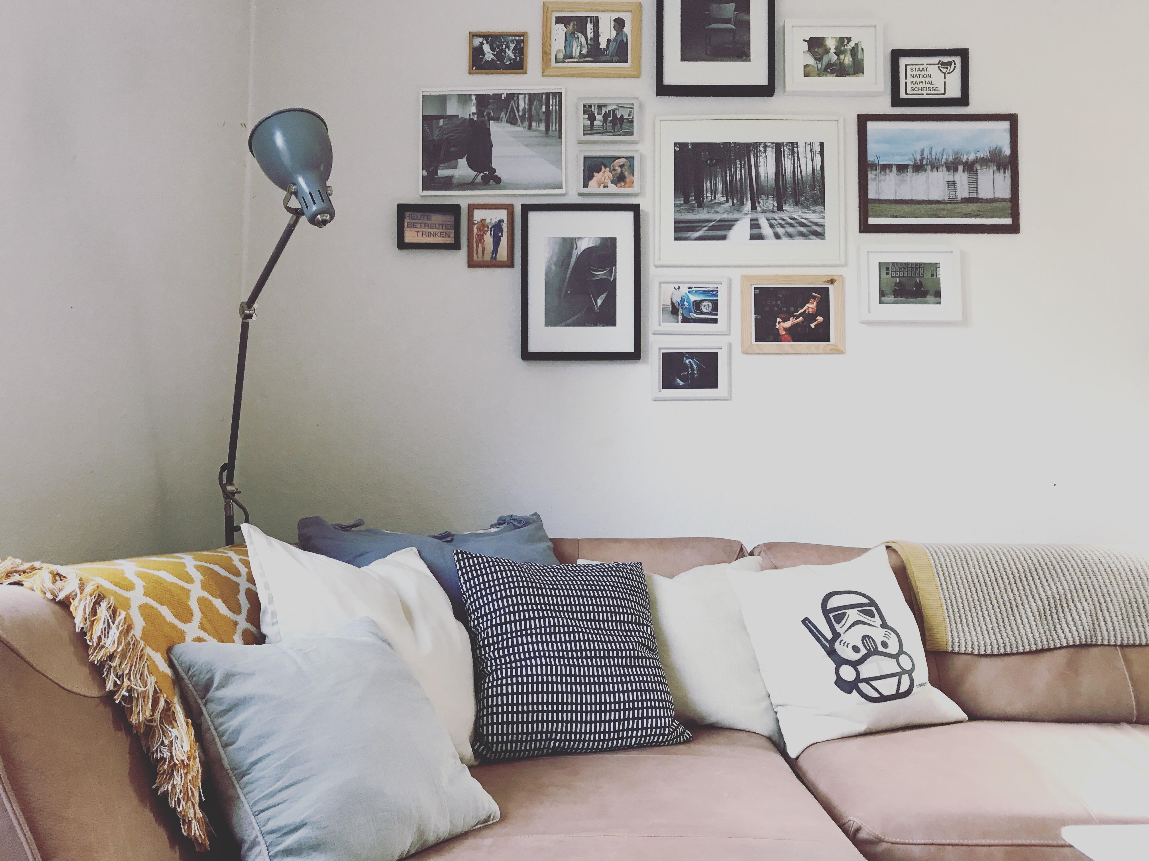 Wer schmeißt sich zuerst in die Kissenecke? #livingroom #kuschelparty #sofaecke #bilderwand #wohnzimmer #Couch #sofa