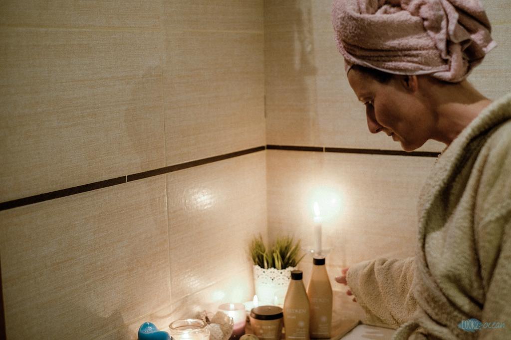 What is Me-Time for me?#takingabath #bathroom #candles #haircare #metime #relax #haircaretreatment #redken #essential