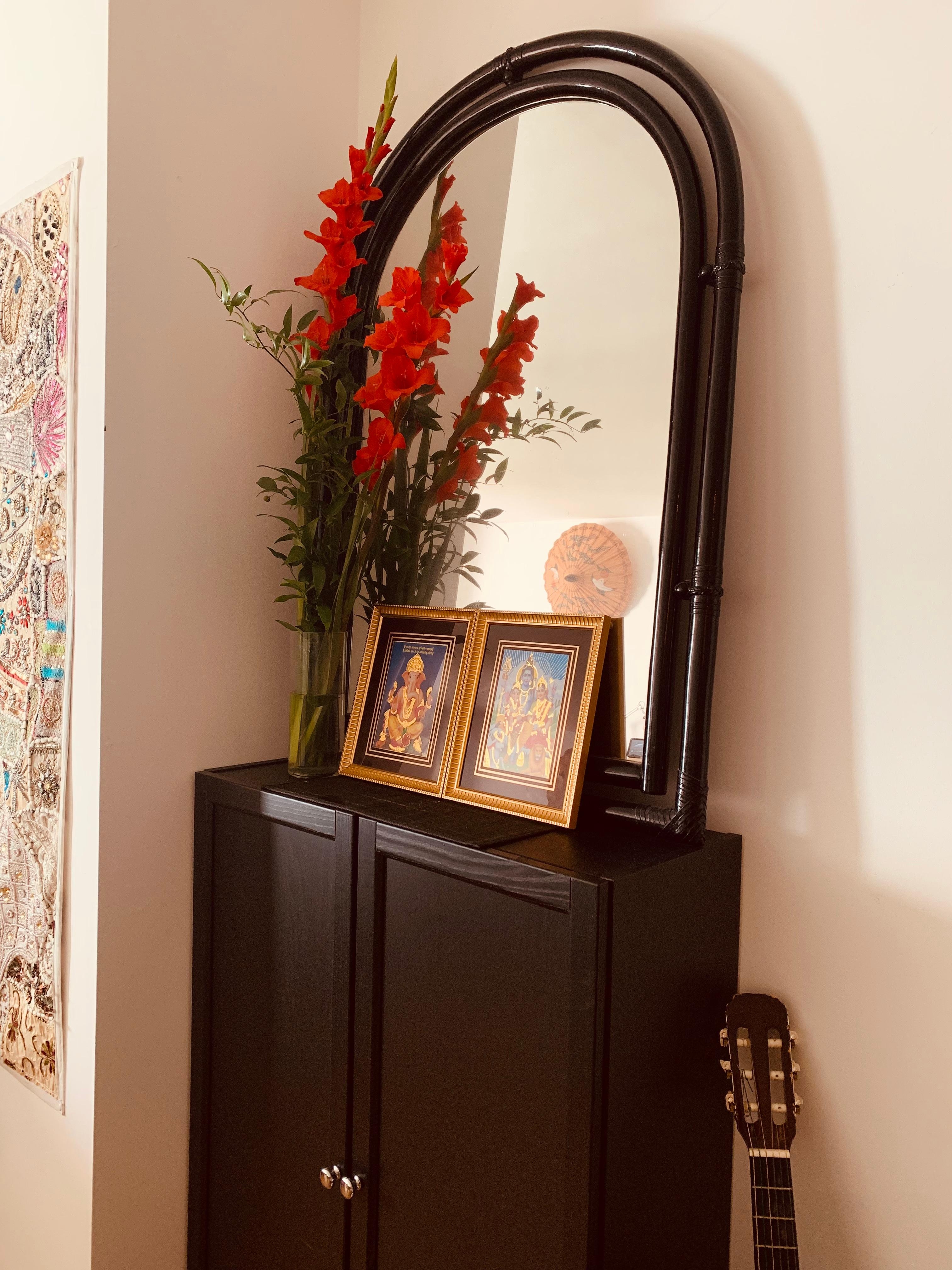 when every little corner is blooming ...
#gladiolen #redflowers #mirror #rattanlove