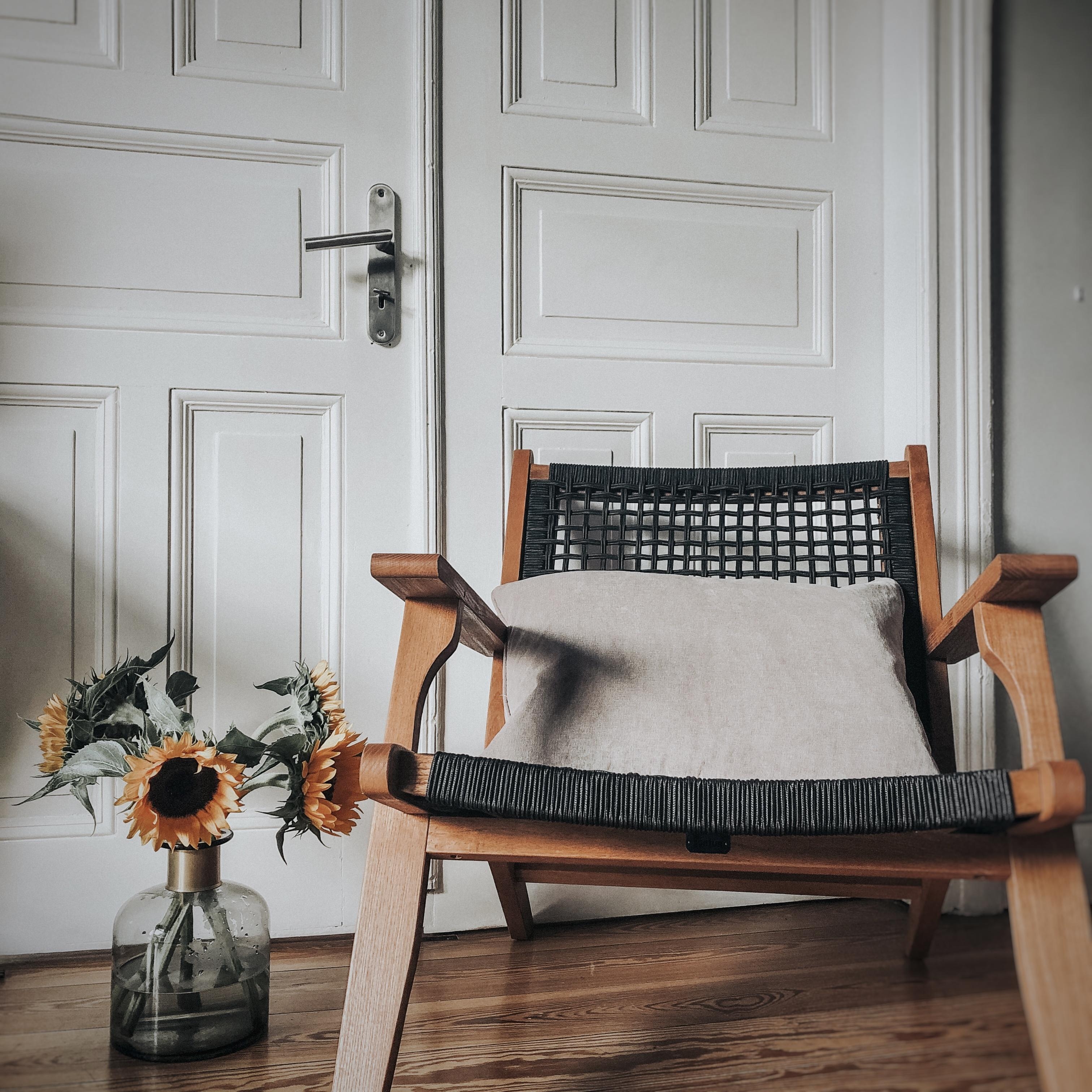 wheretofindme #interior #interiorstyling #chair #sunflowers #couchstyle #altbaucharme