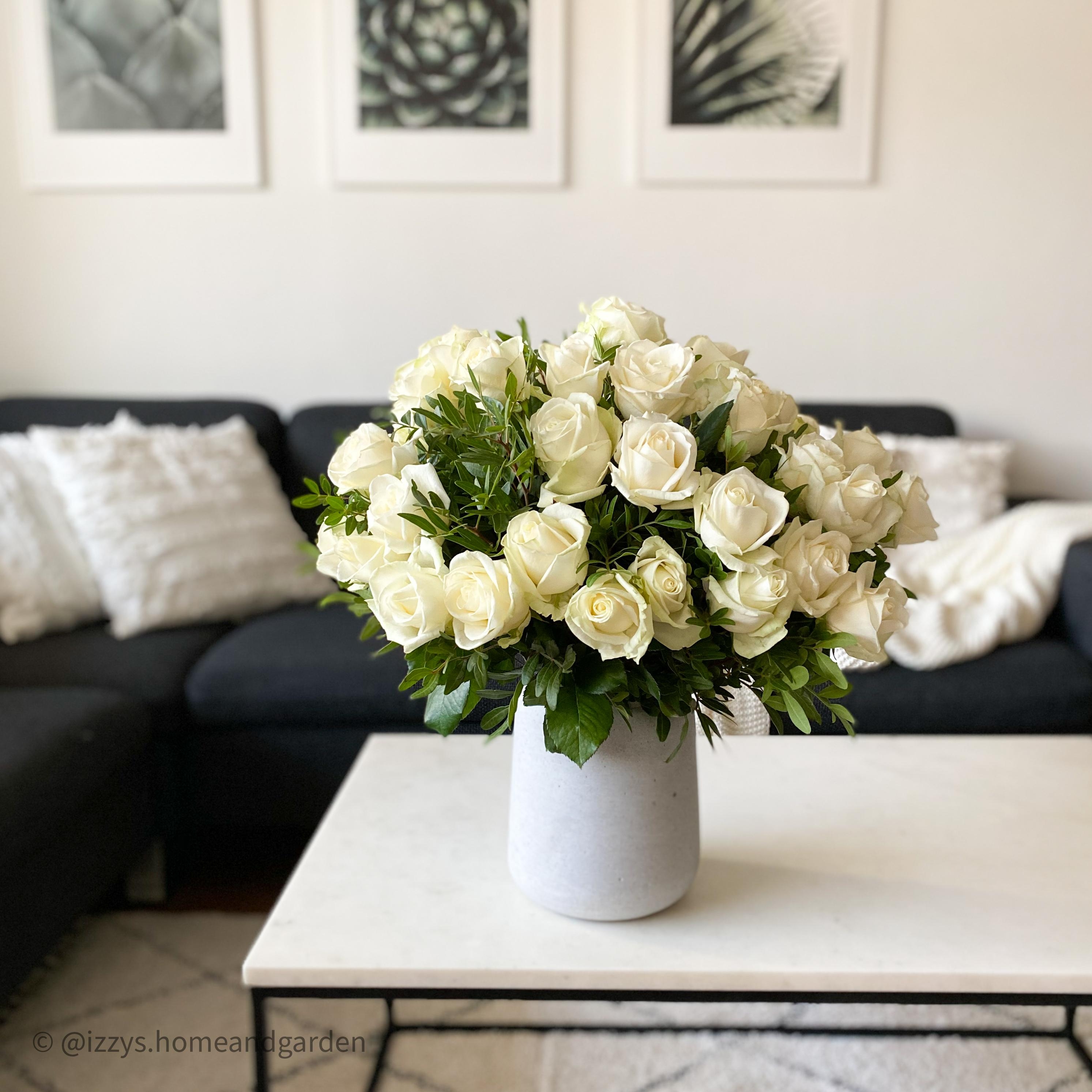 #whiteinterior #whiteliving #livingroom #rosen #roses #whiteflowers #livingroominspo #wohnzimmer #freshflowers