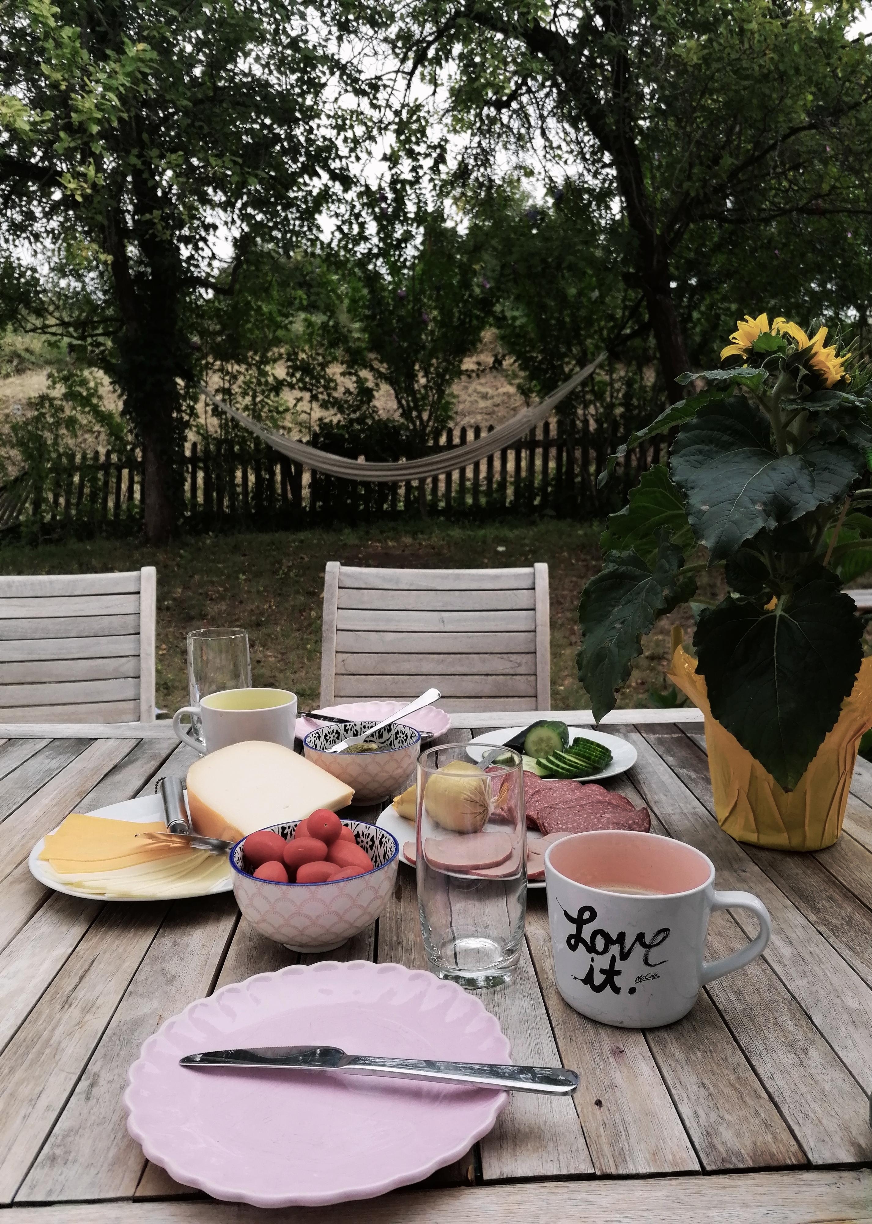 Wichtigste Mahlzeit des Tages im eigenen Garten #Frühstück #Eigenheim #firstmorning 