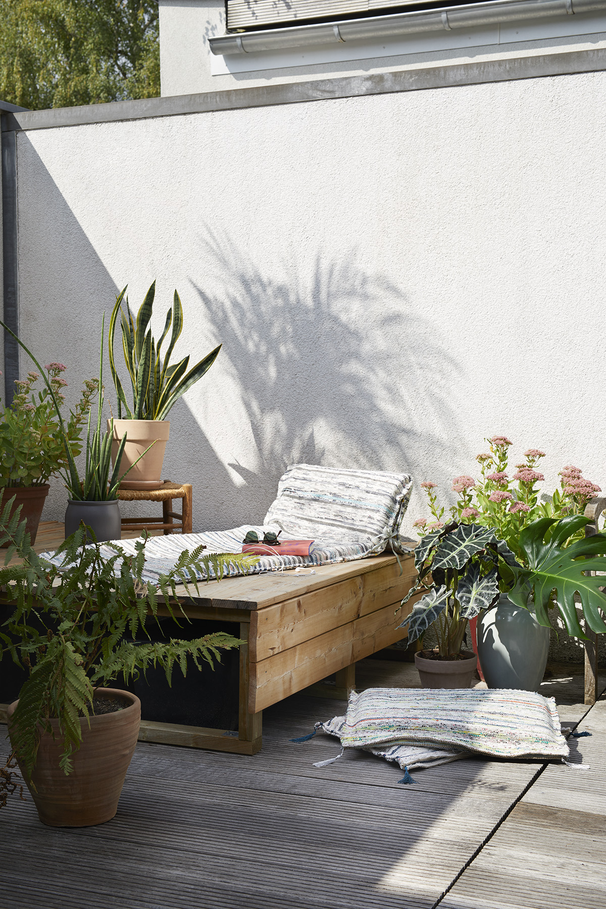 Wie aus einem Teppich eine coole Sonnenliege wird, verraten wir dir im neuen #diy-Heft #einfachmachen! #ikeahack #balkon