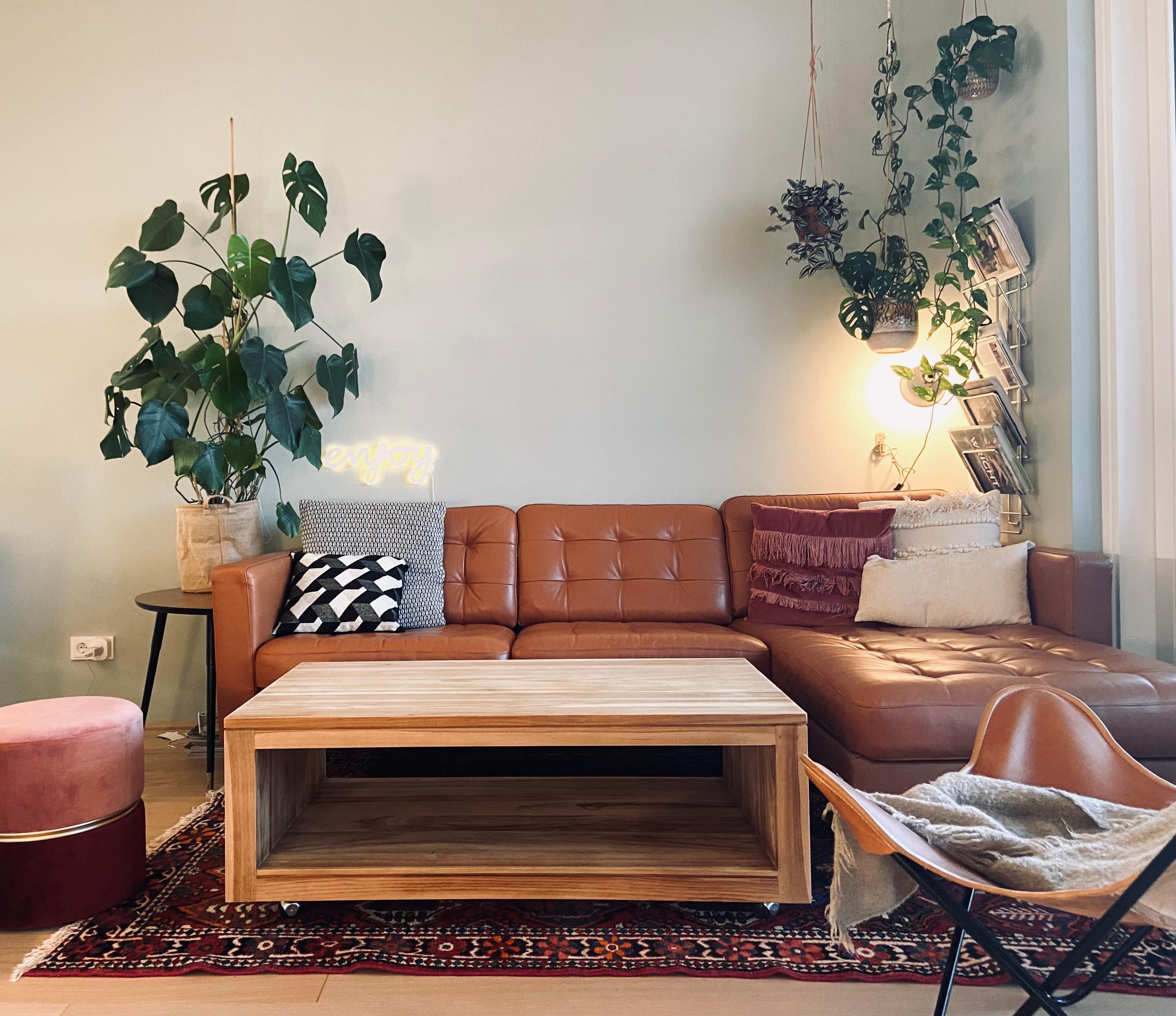 Wie findet ihr es mit hellem Tisch? 

#couchtisch #wohnzimmer #couch #plants 
