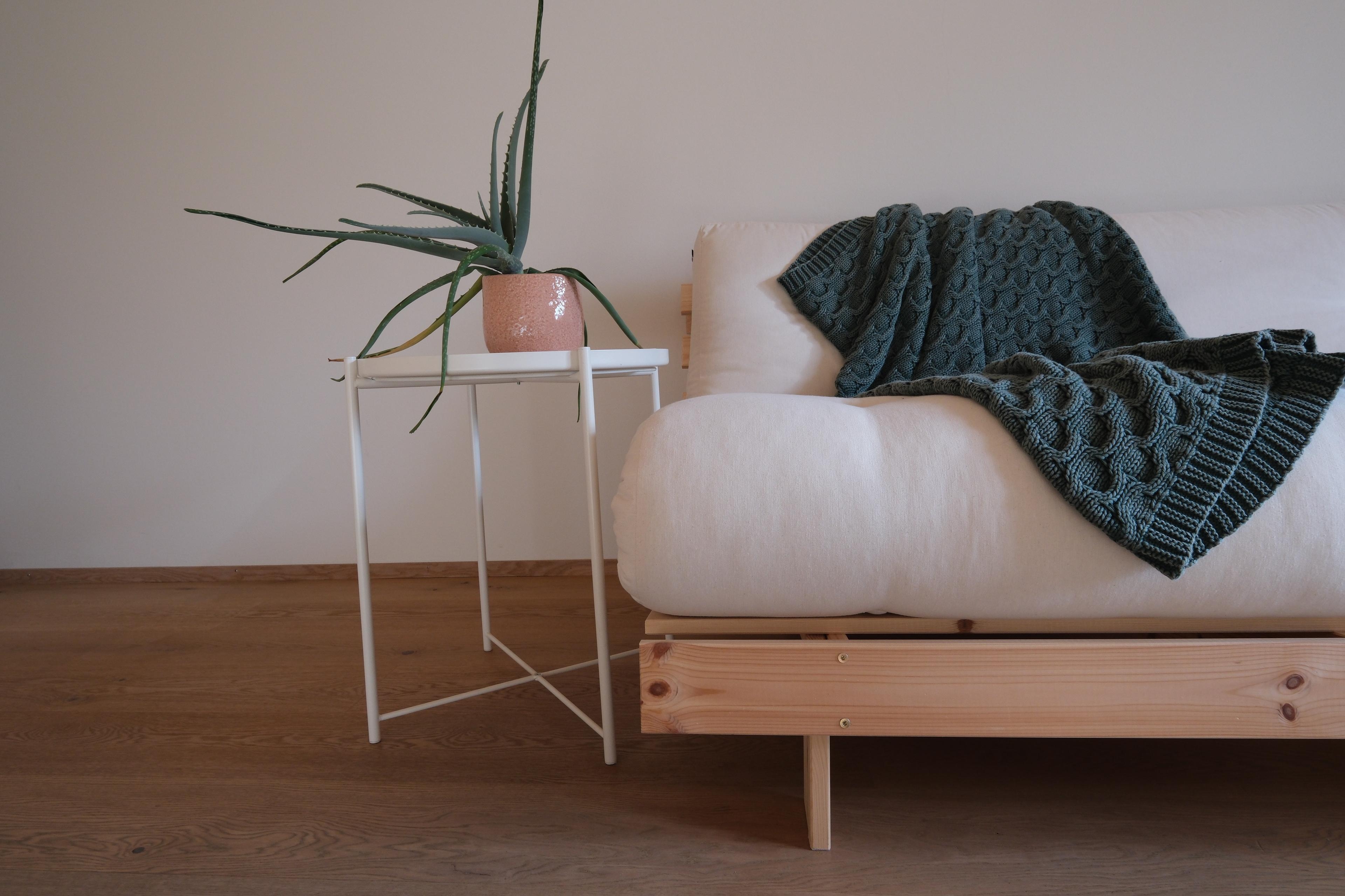 Wie schön diese grüne Decke mit meinem Bettsofa von Karup Design matcht 🤍. ⁠

#bettsofa #karupdesign #altbau #wohnzimmer