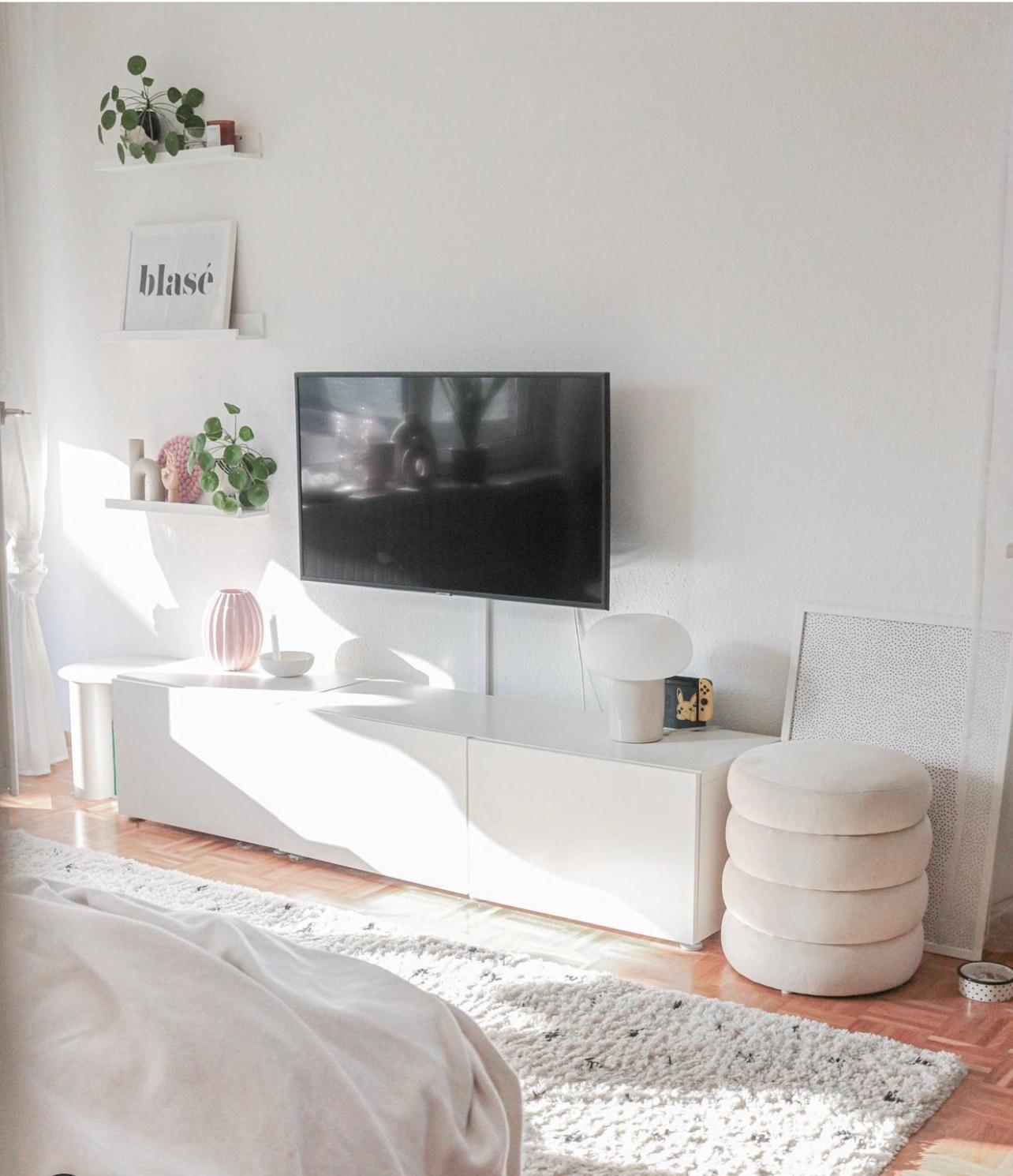 Wie schön, wenn die Sonne rein scheint 🥰
#scandinavianhome #whiteinterior #wohnzimmer #livingroom #cozyhome #besta 