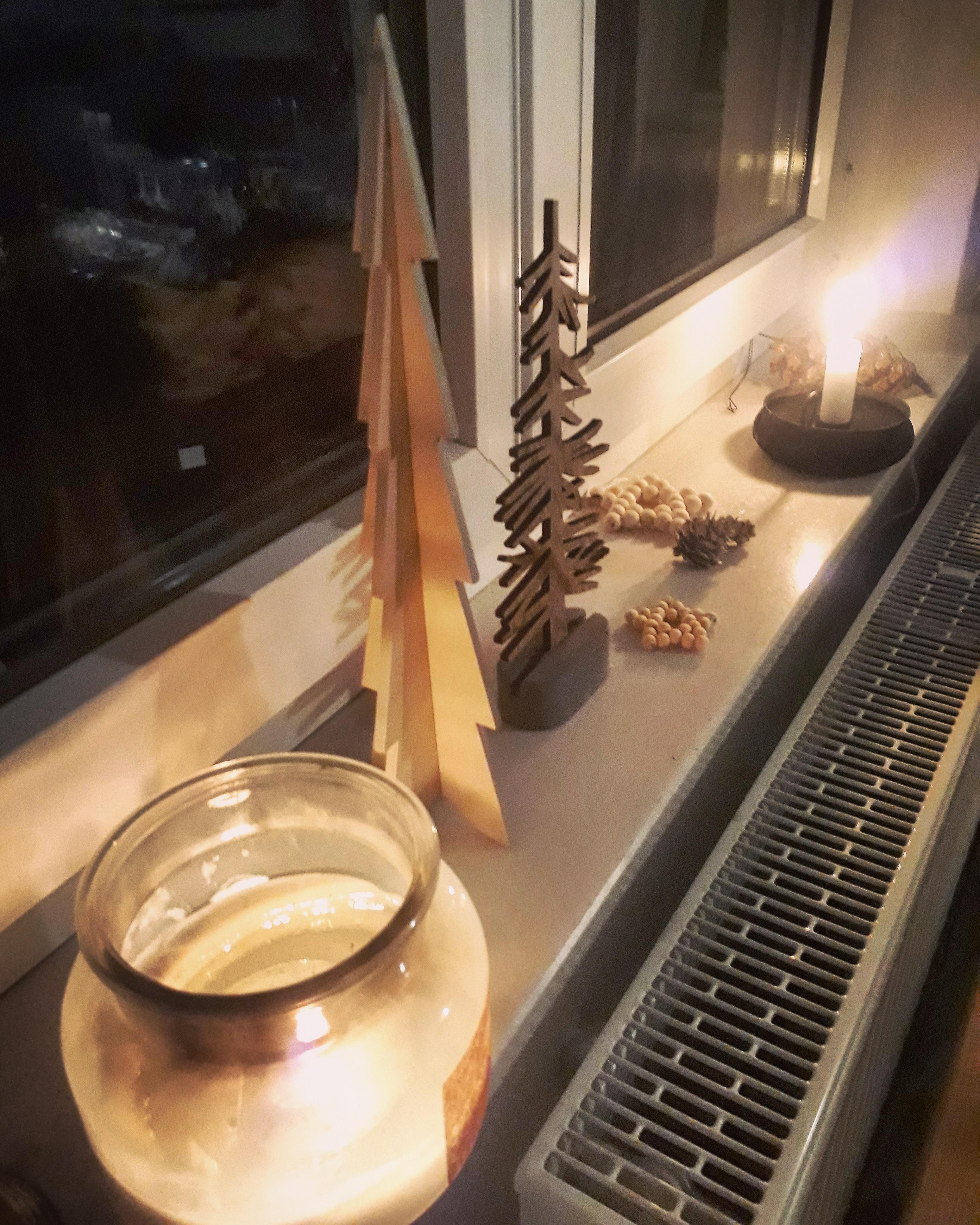 Wie sehr so ein bisschen Kerzenlicht alles erwärmt... #advent #sterne #Fenster #kerzen