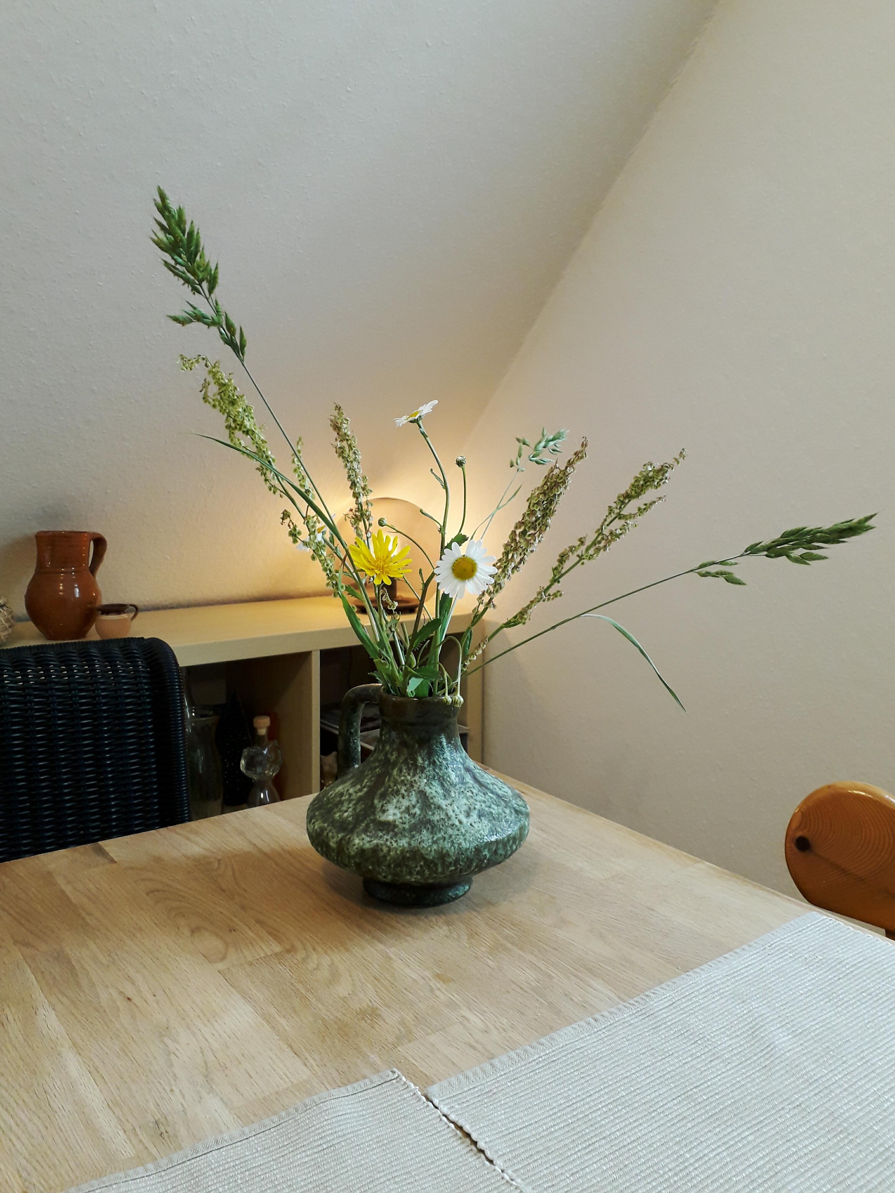 Wild Wild Wiesenblumenstrauss 😁
#Blumen #Gräser #Vase #Keramikvase #Esstisch #Licht
#blumendeko