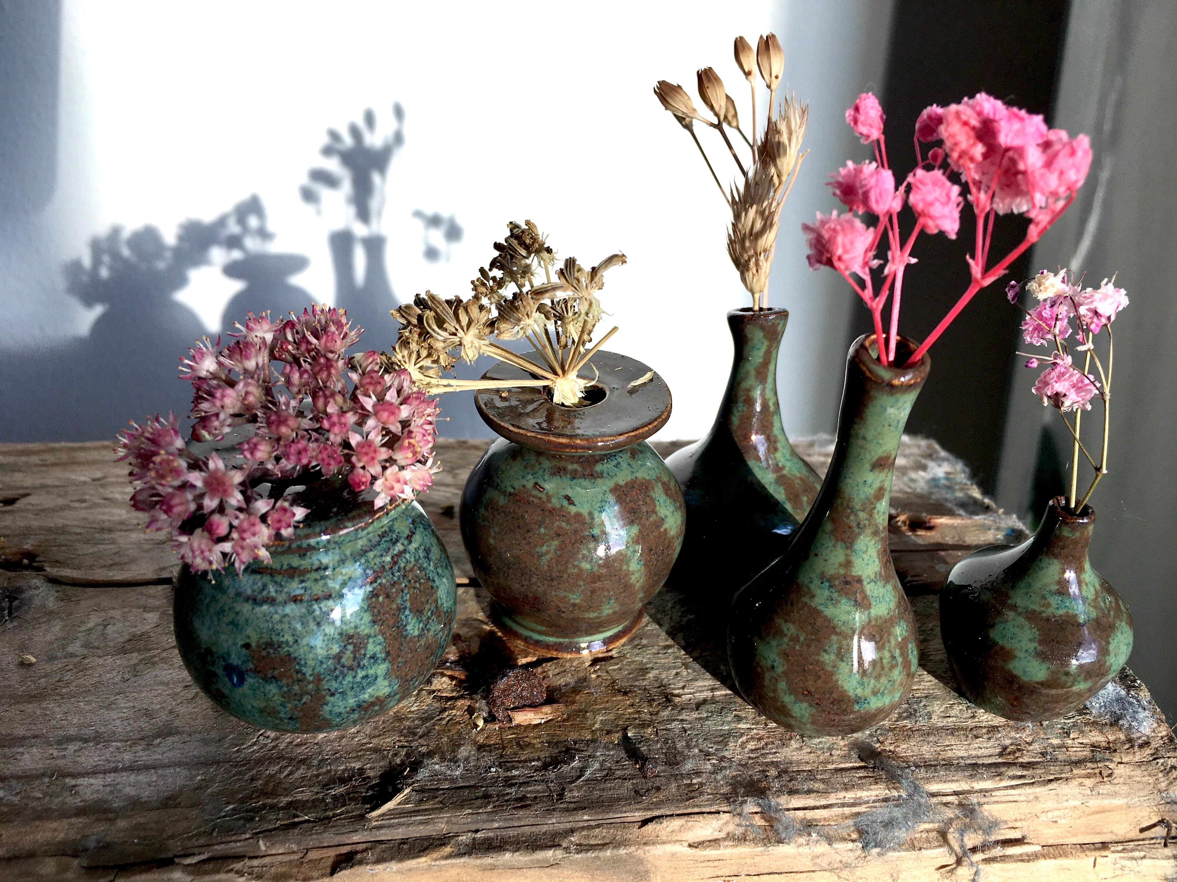 wilde Deko mit Miniaturvasen und Trockenblumen + Altholzbrett #trockenblumen #minivasen #70er