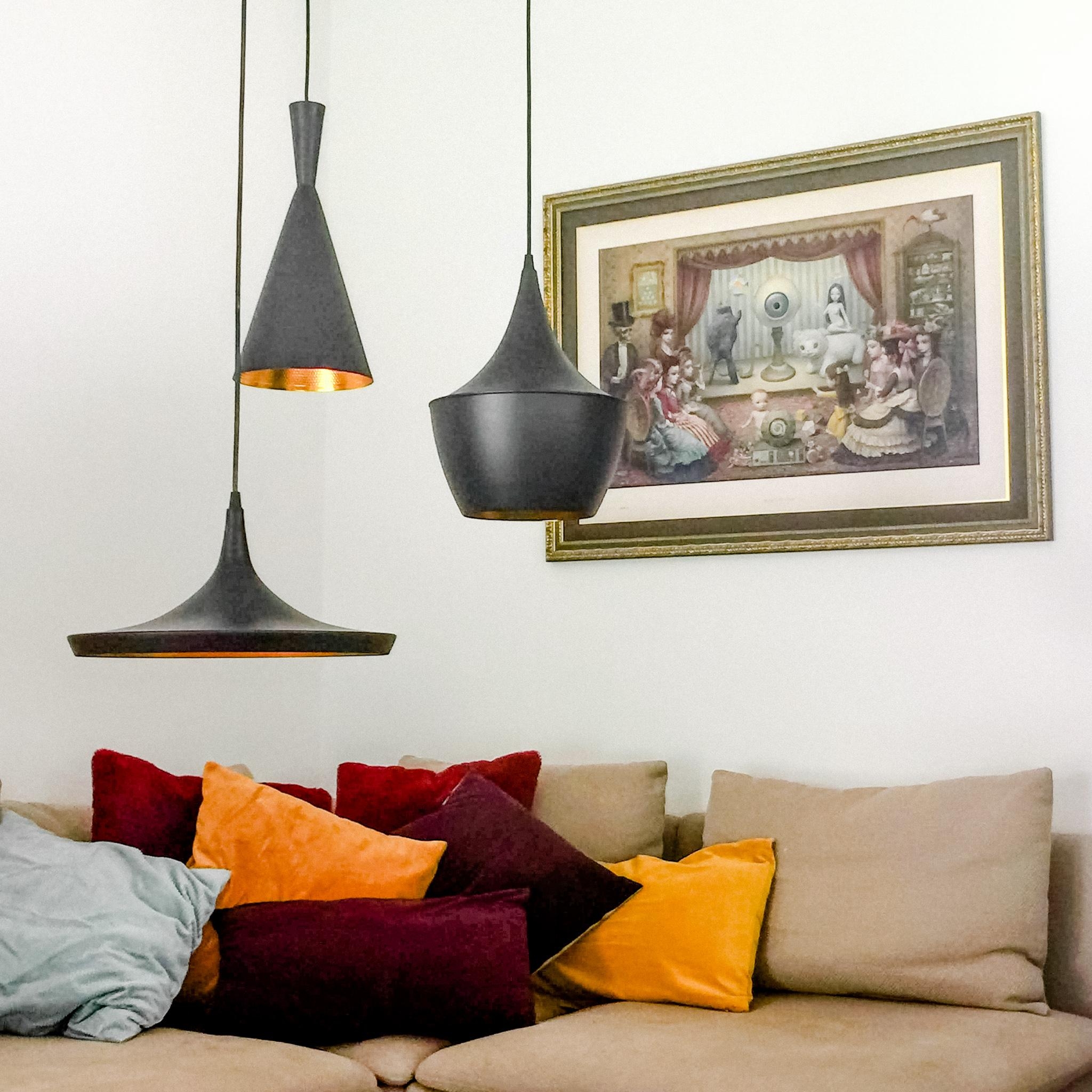 Willkommen - nehmt Platz und fühlt Euch wie daheim! #couch #lights #sitzecke #wohnzimmer #gemütlich #nehmtplatz 