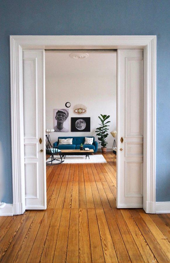 Willkommen â #altbau #plants #moon #couchstyle #vintage #moon #eye #geigenfeige #woodenfloor 