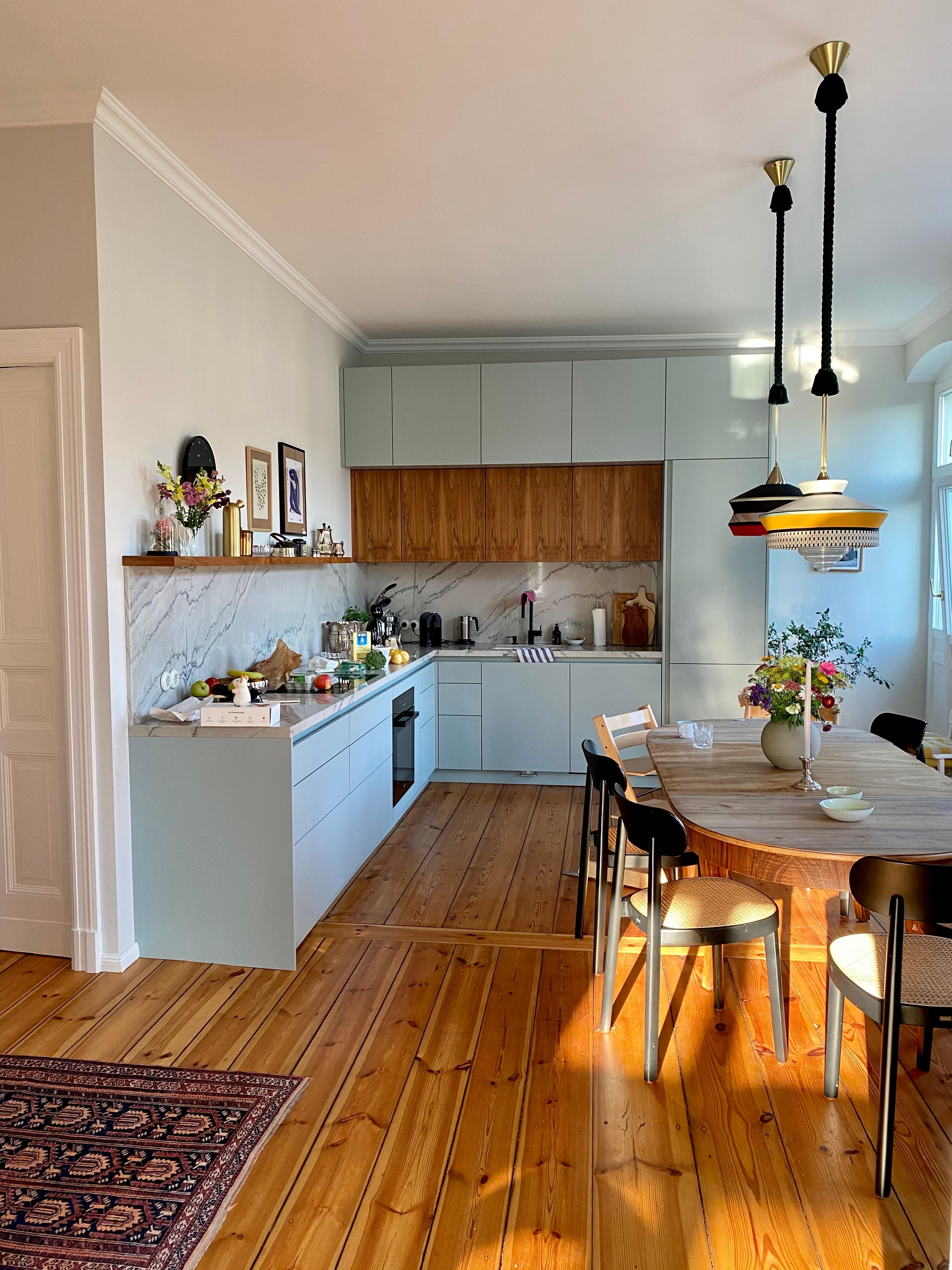Willkommen in unserer Küche - wie gefällt euch die Mischung aus Holz und den blaugrauen Fronten?

#küche #wohnküche
