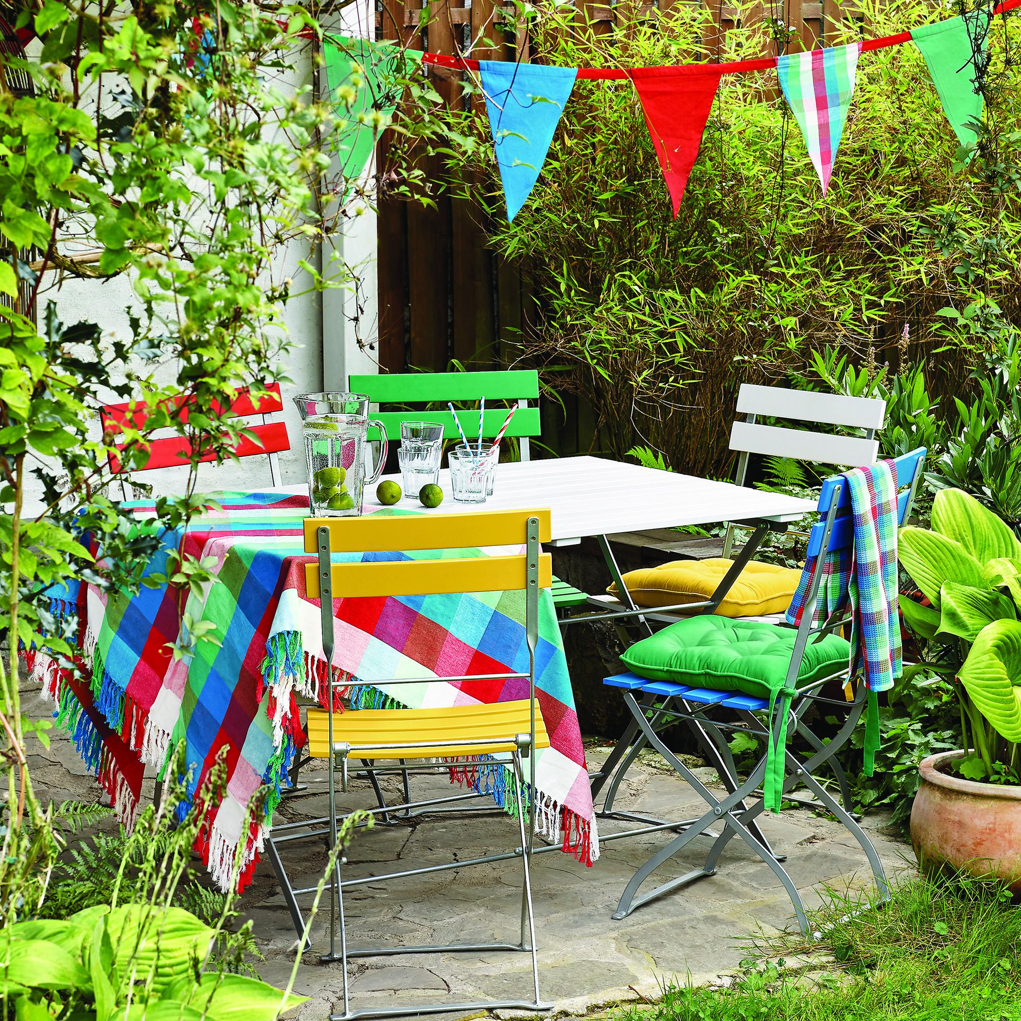 Wimpelkette im Garten #stuhl #weißerstuhl #tisch #gartendeko #wimpelkette ©Butlers