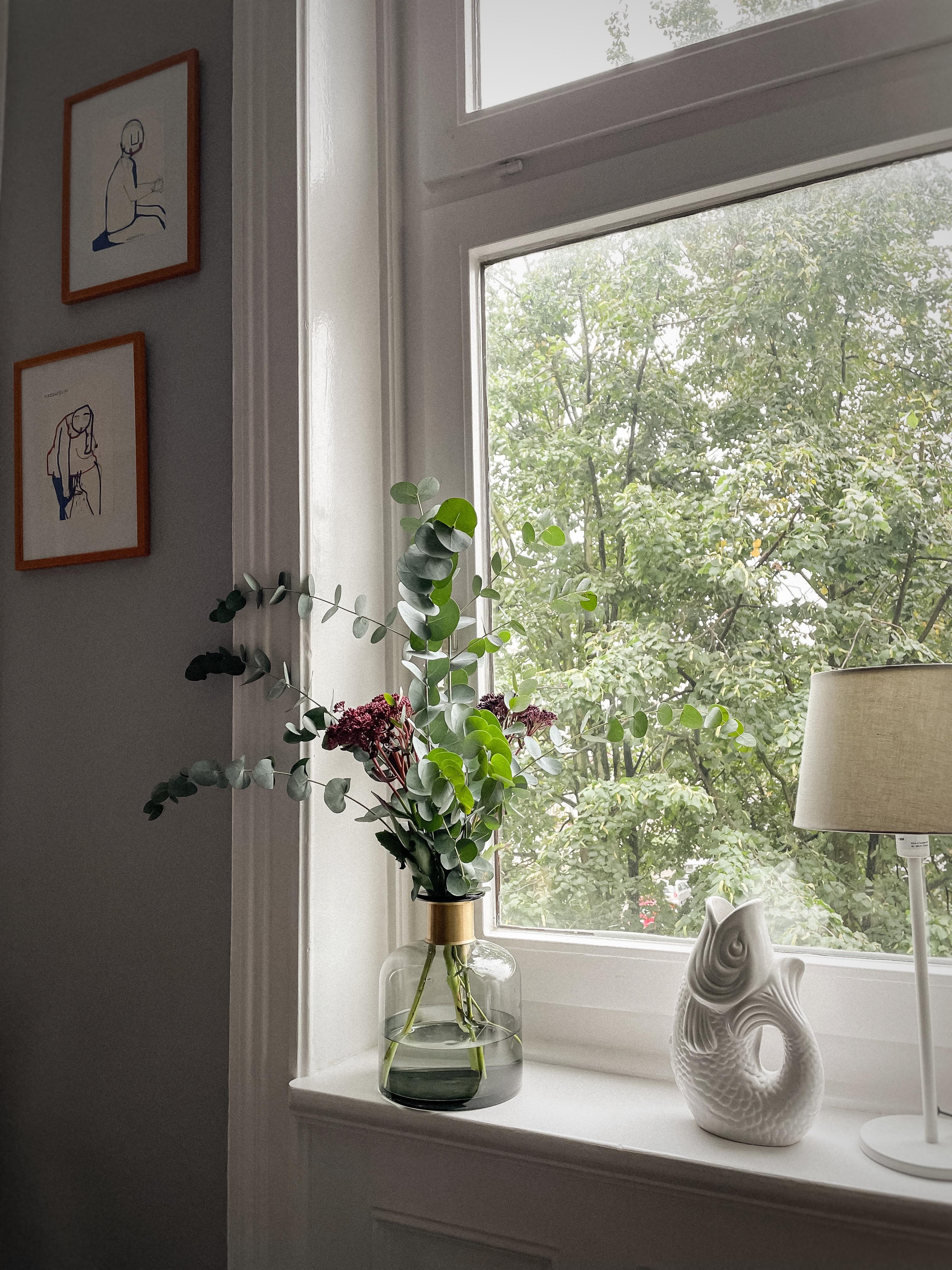 windowview #interior #altbau #bilder #vase #interieur #freshflowers #amfenster #august