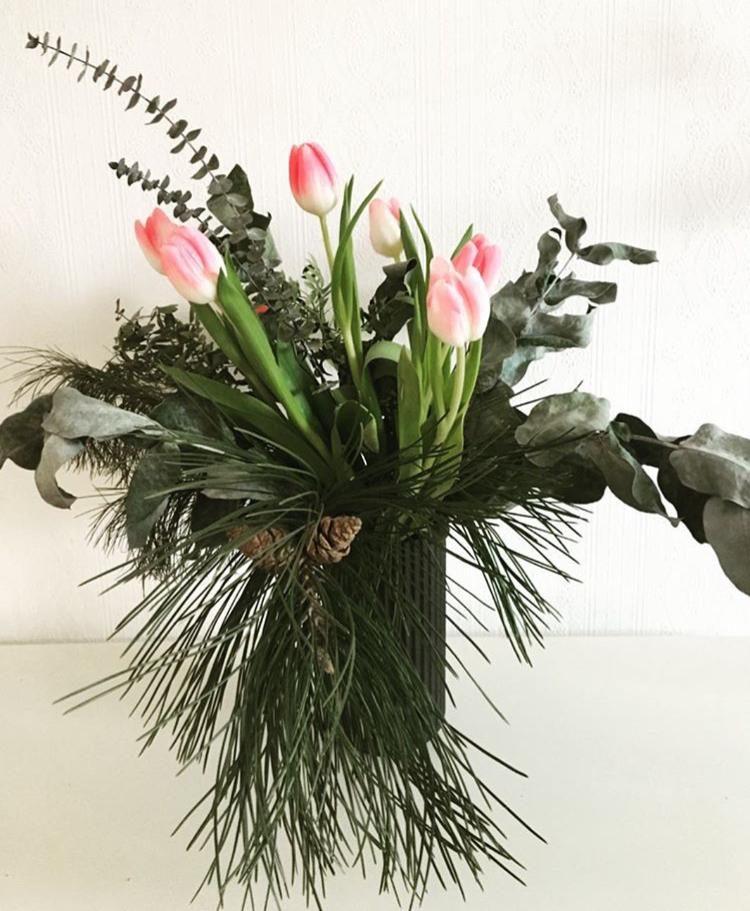 Winter meets Frühling..#diydeko mit selbst gesammelter Tanne und Fichte in einer #lyngby Vase.