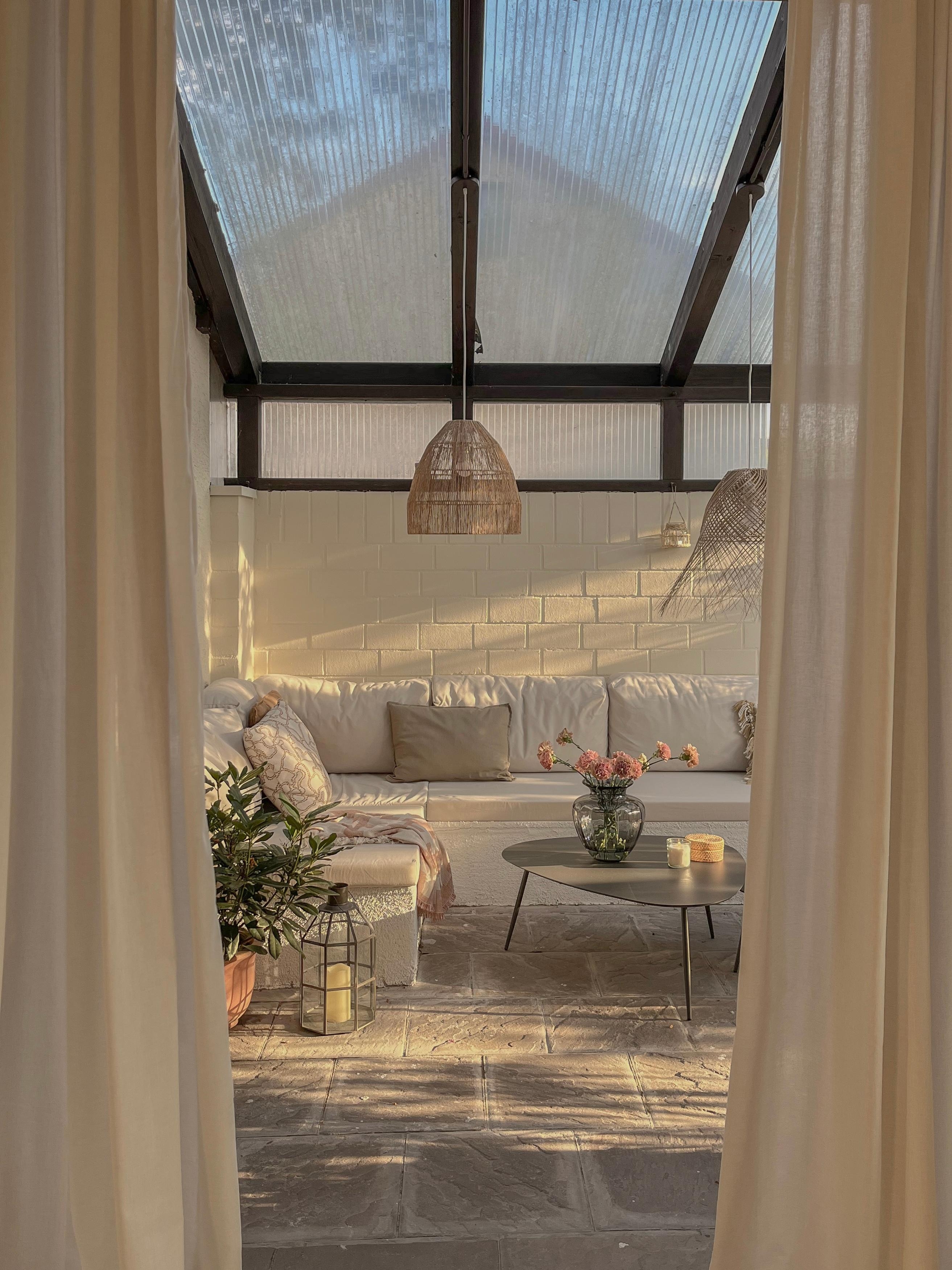 Wintergarten mit DIY Lounge aus Porenbeton ☀️ 🌸  #terrasse #gestaltung #outdoor #diy #lounge #couch #tisch #balkon #mediterran #deko #einrichtung #lampen #korblampe