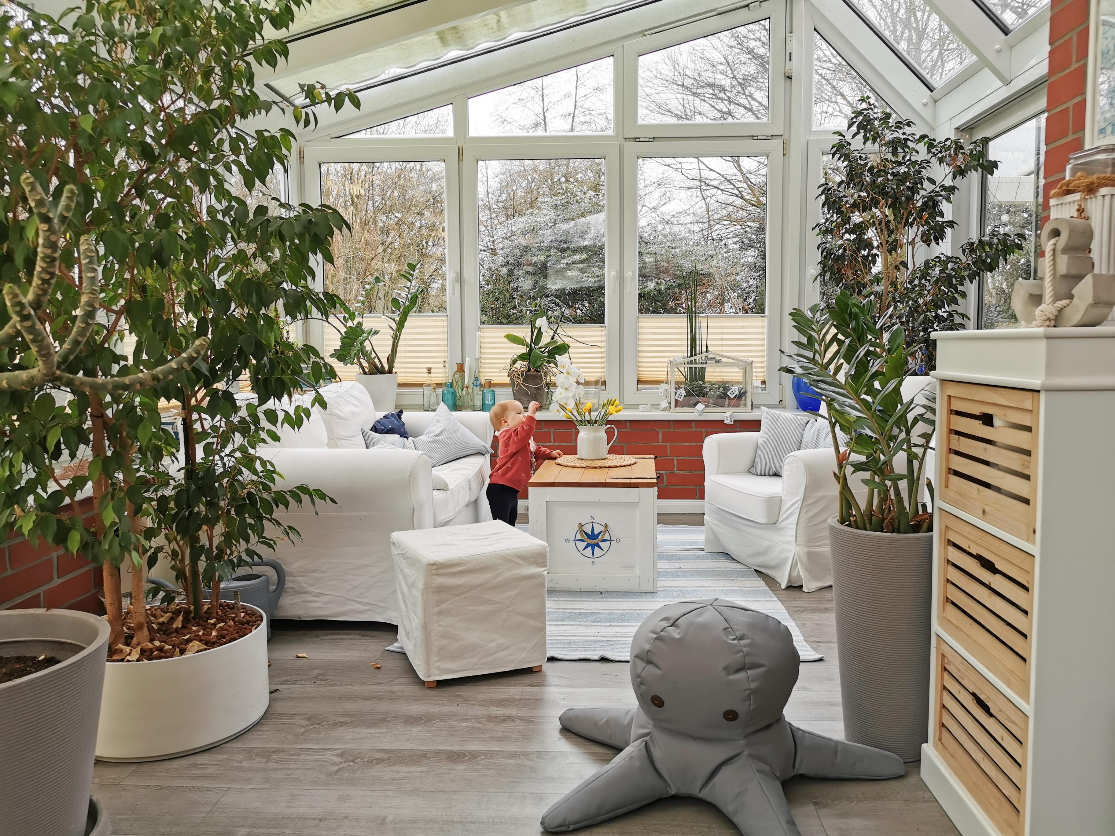 #Wintergarten mit Seekiste als Tisch #whiteliving #weißtrifftholz #cozyhome #couchliebt 
