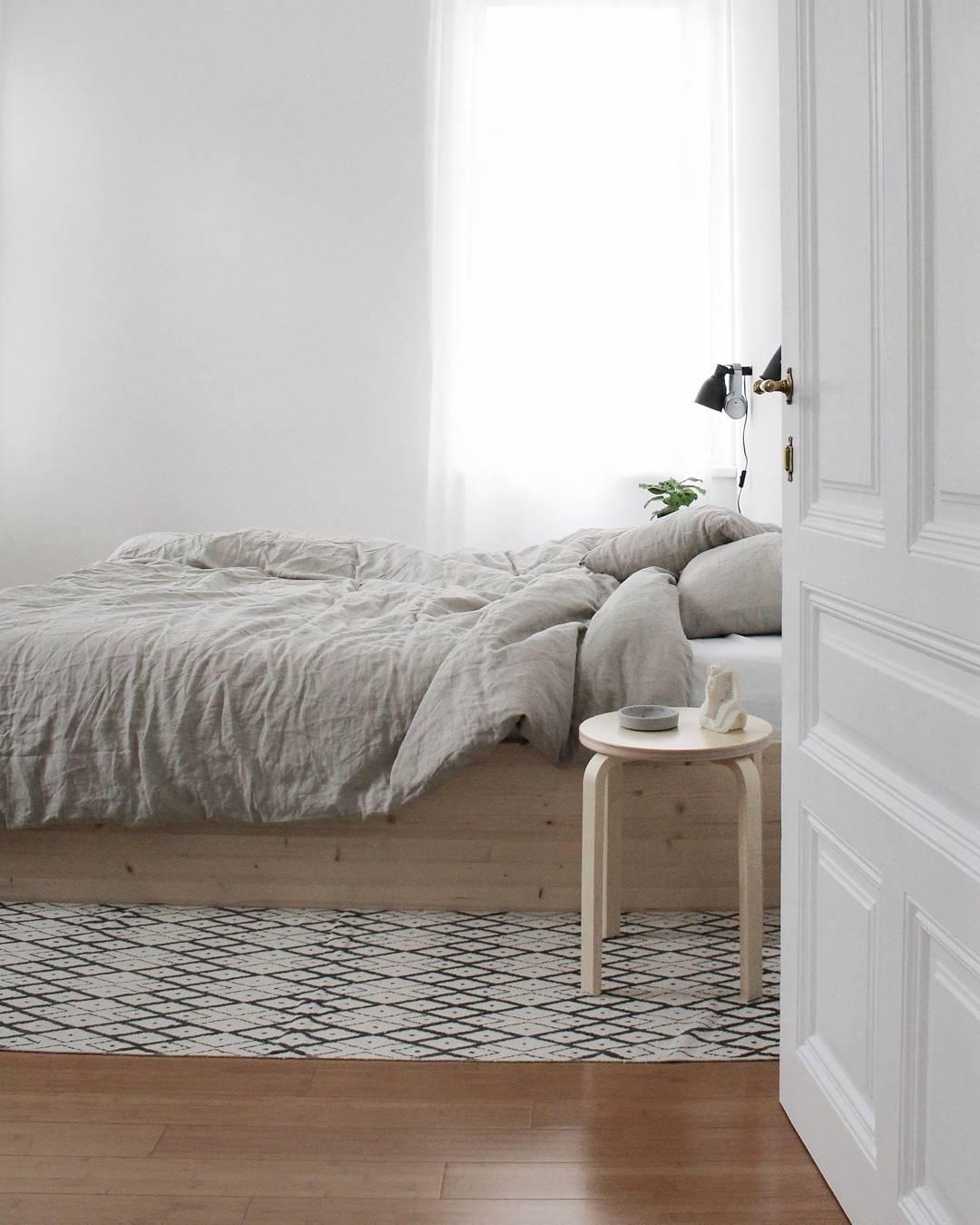 Winterhangover & Schlafzimmerblick 😴 #DIYweek #minimalism #interior #living #altbau #schlafzimmer 
