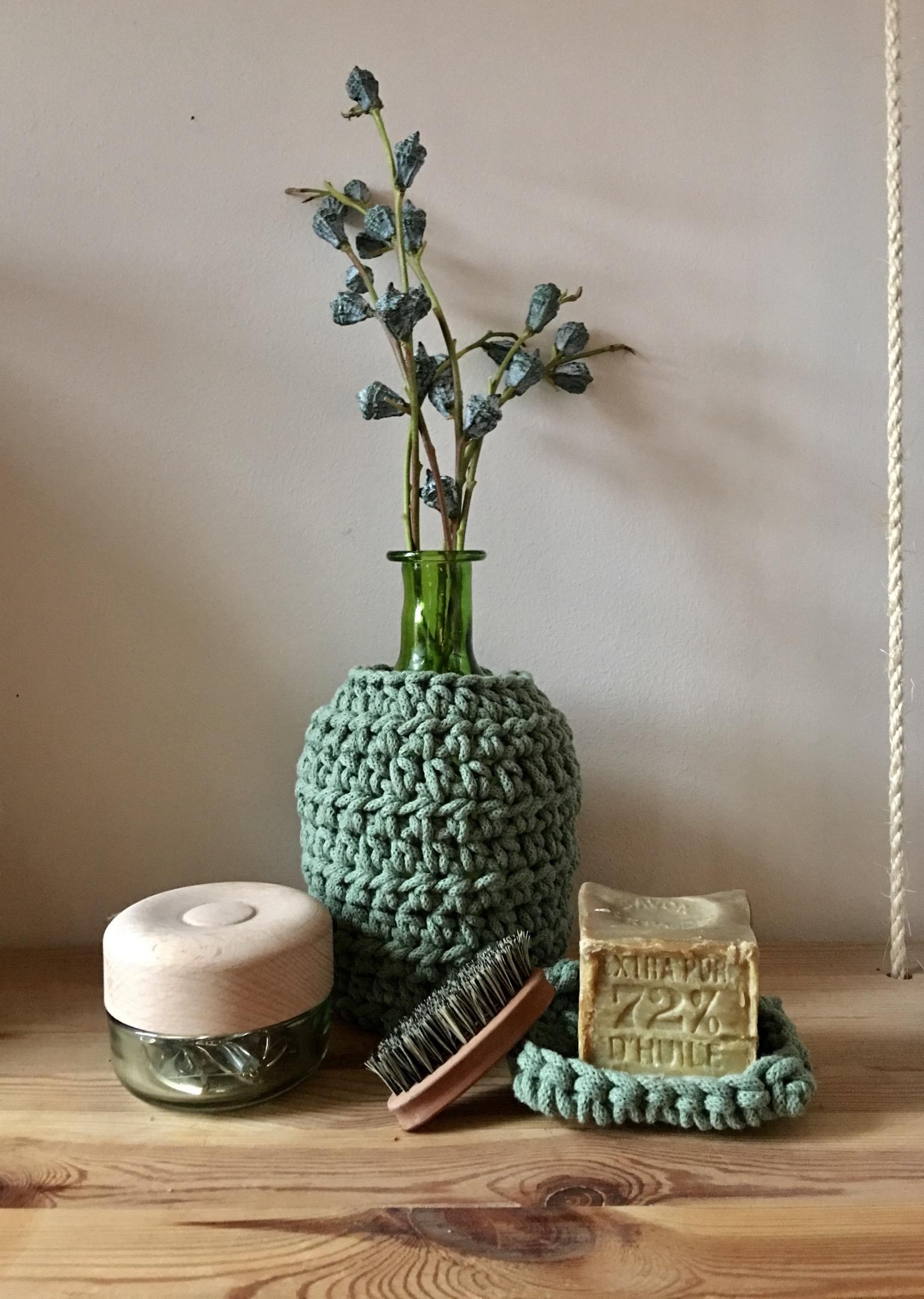 Winterkleid für die Vase#Eukalyptus#häkeln#diy#seife#holz#grün#natürlich#bad#wohlfühlen#vase#schale