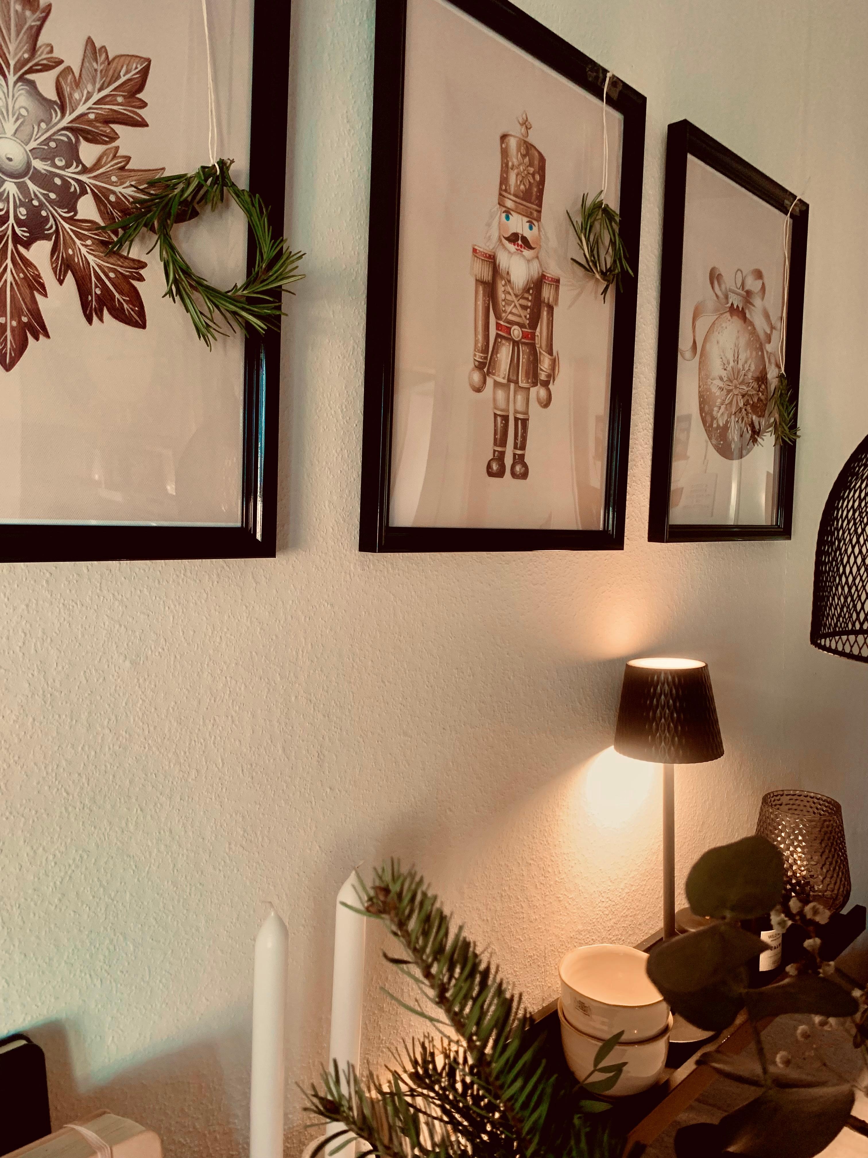 Winterliche Bilder ♥️

#küche #home #winter #weihnachtswoche #rosmarinkranz #diy #lampe #kerzen 