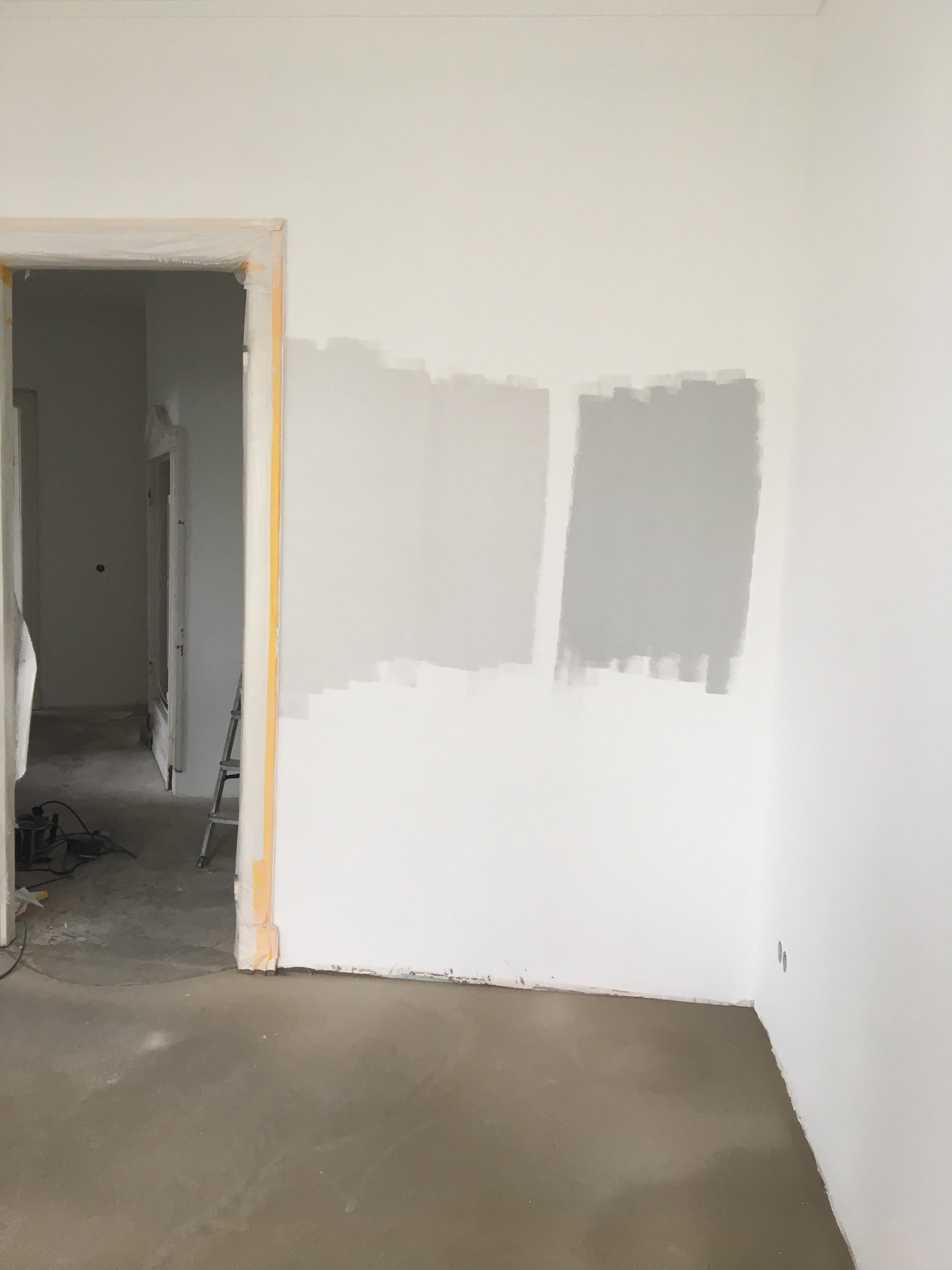 Wir haben gestern Probe gestrichen - der linke Grau-Ton wird es. Und zwar für alle Räume, bis auf das Kinderzimmer.
