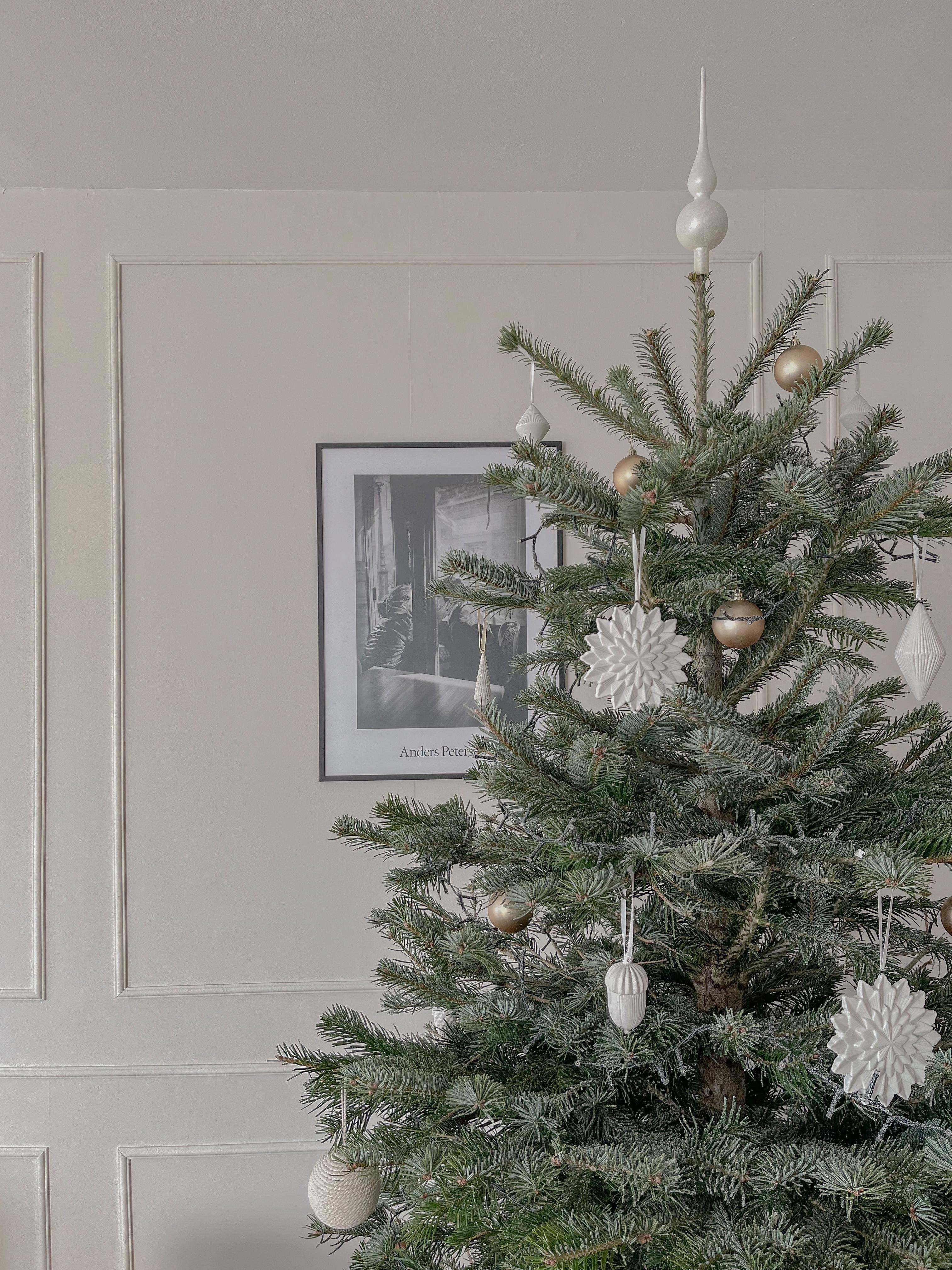 Wir haben uns dieses Jahr für #baumschmuck in #weiß und #gold entschieden. #weihnachten #weihnachtsbaum #deko #tanne