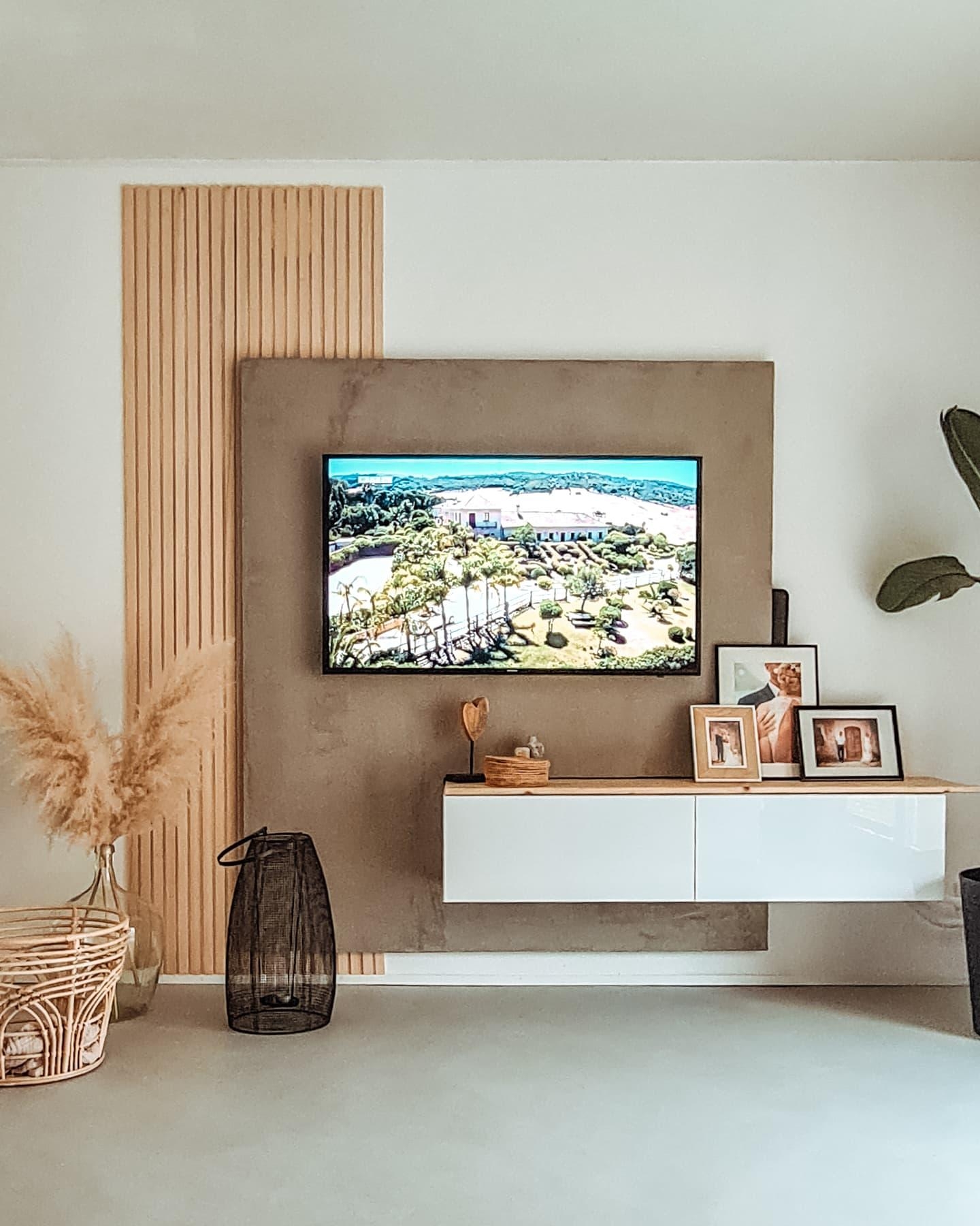 Wir haben unsere DIY TV-Wand ein bisschen verändert und zusätzlich Holzleisten angebracht. #tvwand #wohnzimmer #paneel