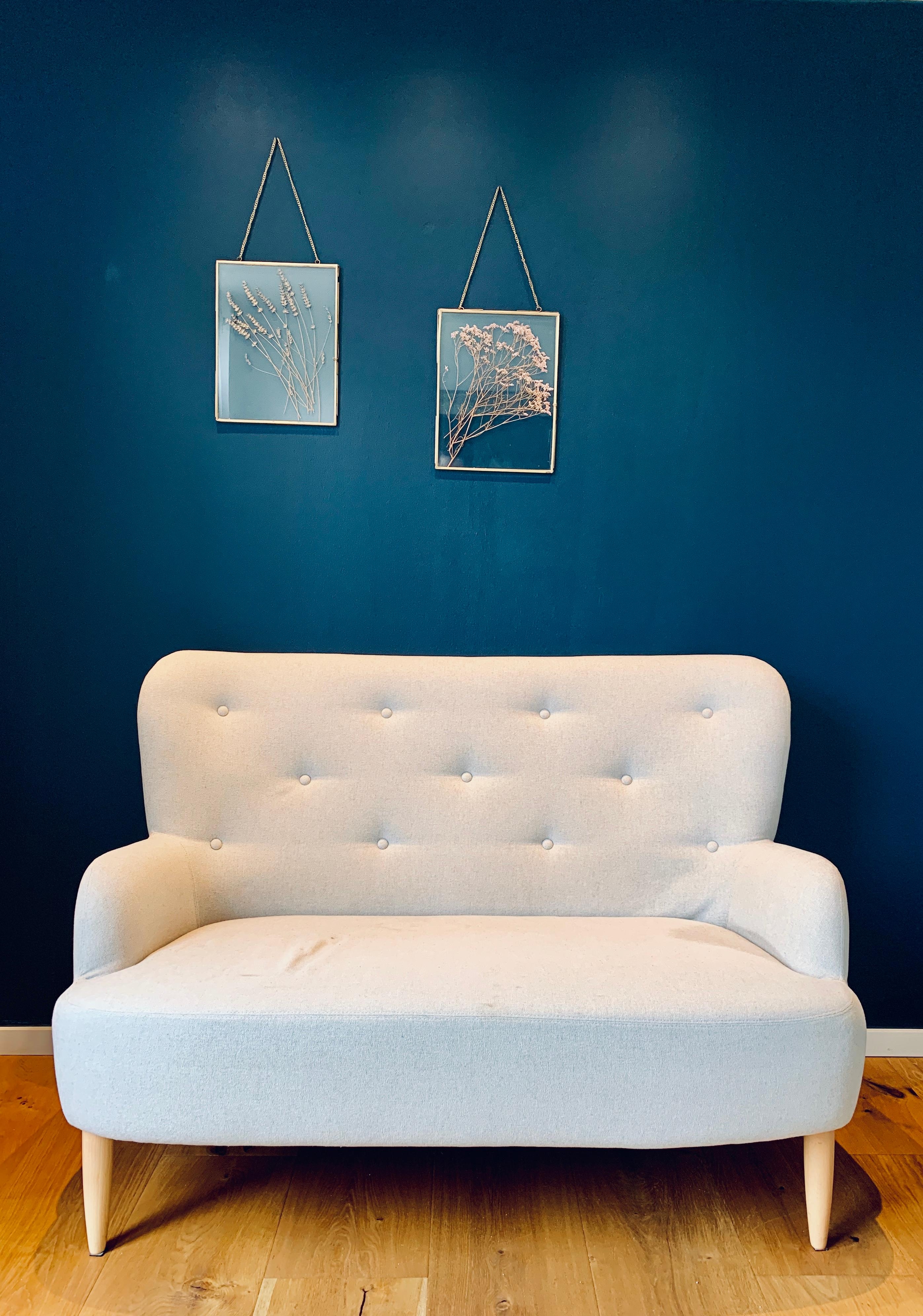 Wir haben verschiedene Wände in #hagueblue und lieben diesen Farbton #farrowandball #wandfarbe #blau #couch